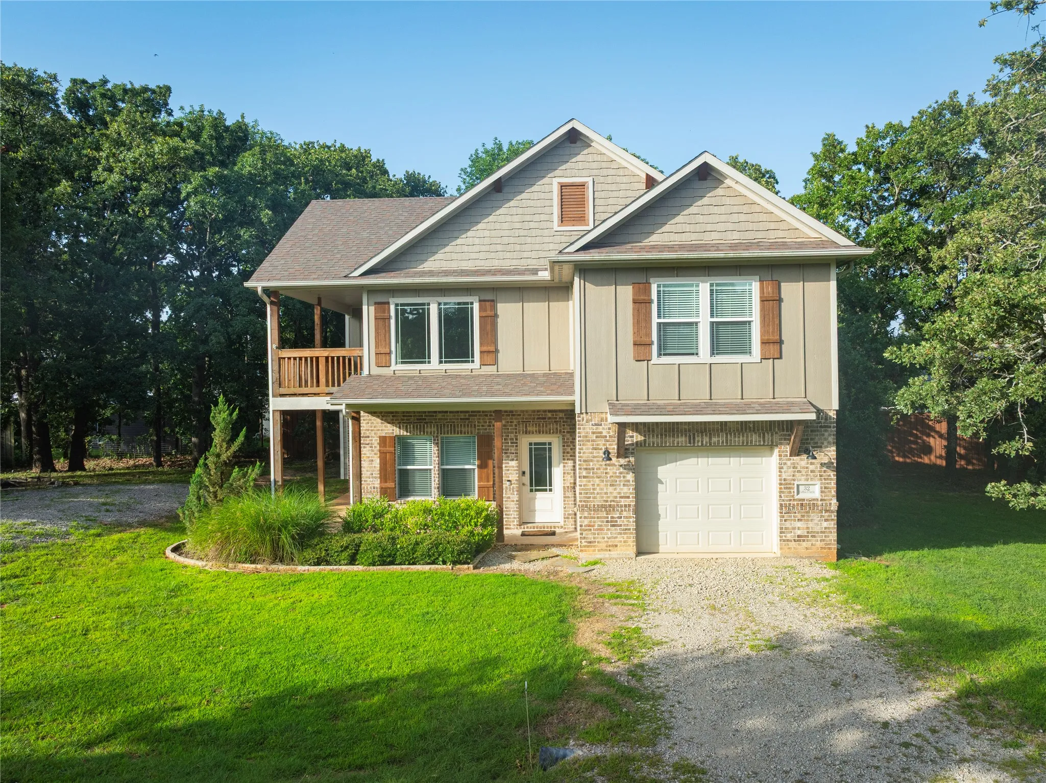 Single Family Residence For Sale in Grayson County , 32 Coffee Circle, Pottsboro, Texas 75076, 3 Bedroom, 3 Bathroom, 1 Garage spaces, 2,166 Sqft, built in 2017, mls#21313493, Real Estate Agent in Pottsboro, Homes For Sale in Grayson county, Homes For Sale in Pottsboro, Realtor in Pottsboro Texas, Real Estate Brokerage Independent Realty Texas, Luminita Cordes Realtor