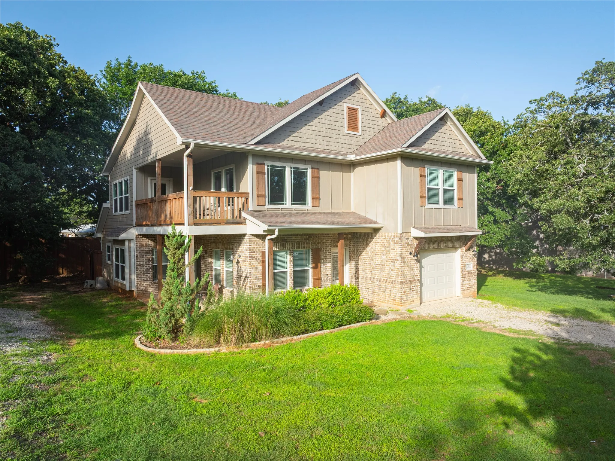 Single Family Residence For Sale in Grayson County , 32 Coffee Circle, Pottsboro, Texas 75076, 3 Bedroom, 3 Bathroom, 1 Garage spaces, 2,166 Sqft, built in 2017, mls#21313493, Real Estate Agent in Pottsboro, Homes For Sale in Grayson county, Homes For Sale in Pottsboro, Realtor in Pottsboro Texas, Real Estate Brokerage Independent Realty Texas, Luminita Cordes Realtor