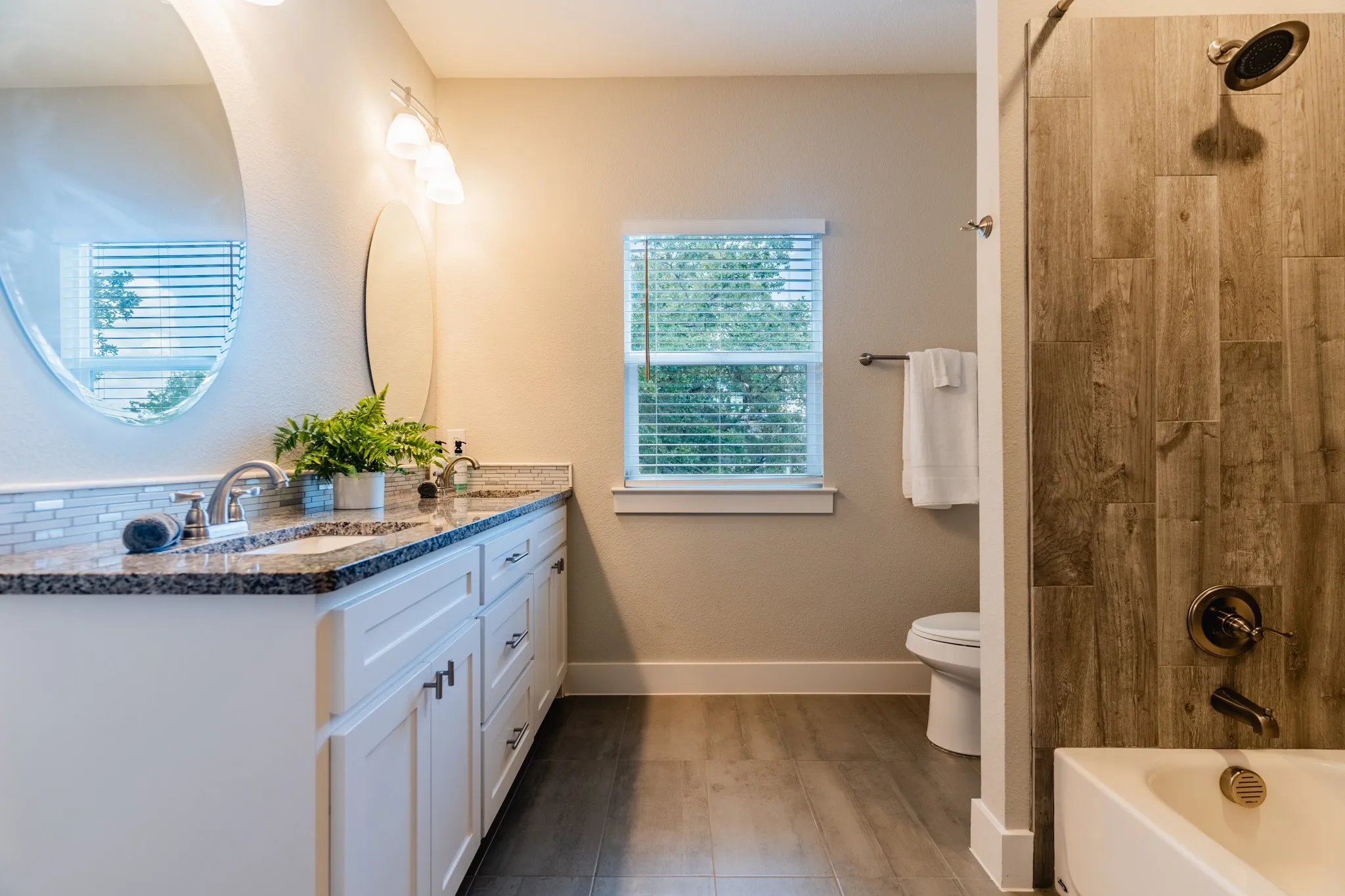Single Family Residence For Sale in Grayson County , 32 Coffee Circle, Pottsboro, Texas 75076, 3 Bedroom, 3 Bathroom, 1 Garage spaces, 2,166 Sqft, built in 2017, mls#21313493, Real Estate Agent in Pottsboro, Homes For Sale in Grayson county, Homes For Sale in Pottsboro, Realtor in Pottsboro Texas, Real Estate Brokerage Independent Realty Texas, Luminita Cordes Realtor