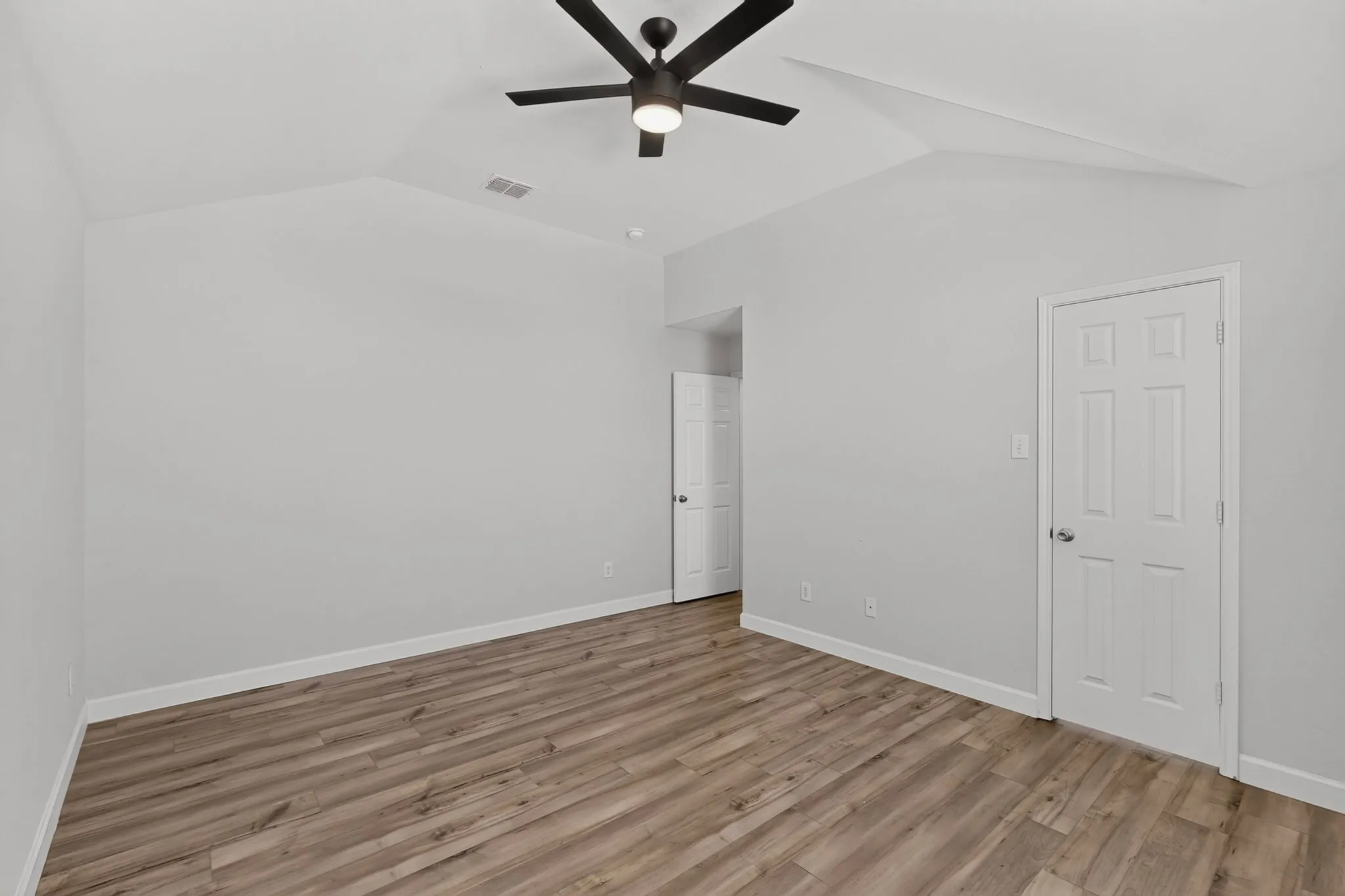 Single Family Residence For Sale in Kaufman County , 1011 Castroville Drive, Forney, Texas 75126, 4 Bedroom, 3 Bathroom, 3 Garage spaces, 3,320 Sqft, built in 2007, mls#21312505, Real Estate Agent in Forney, Homes For Sale in Kaufman county, Homes For Sale in Forney, Realtor in Forney Texas, Real Estate Brokerage Independent Realty Texas, Luminita Cordes Realtor