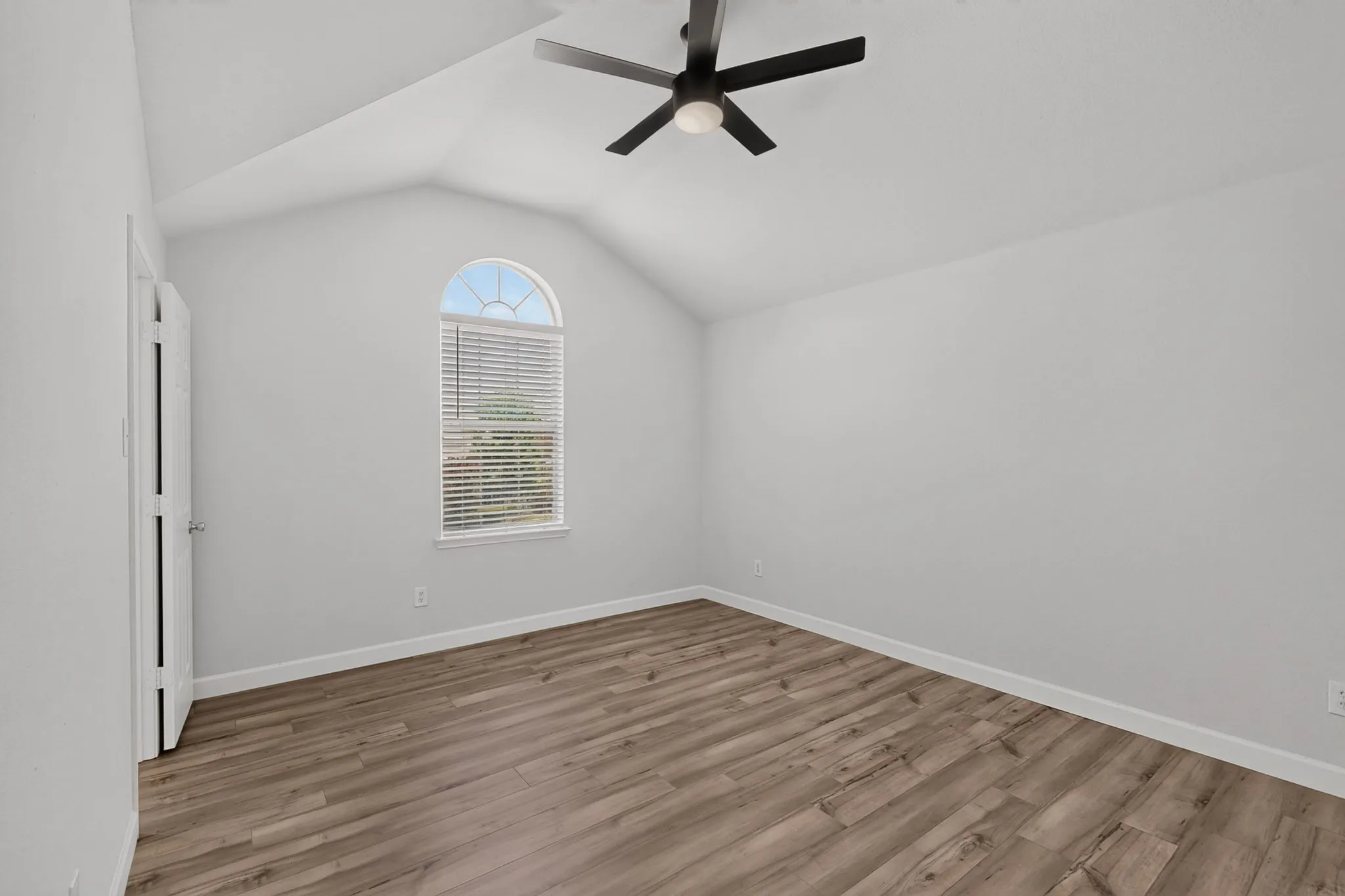 Single Family Residence For Sale in Kaufman County , 1011 Castroville Drive, Forney, Texas 75126, 4 Bedroom, 3 Bathroom, 3 Garage spaces, 3,320 Sqft, built in 2007, mls#21312505, Real Estate Agent in Forney, Homes For Sale in Kaufman county, Homes For Sale in Forney, Realtor in Forney Texas, Real Estate Brokerage Independent Realty Texas, Luminita Cordes Realtor