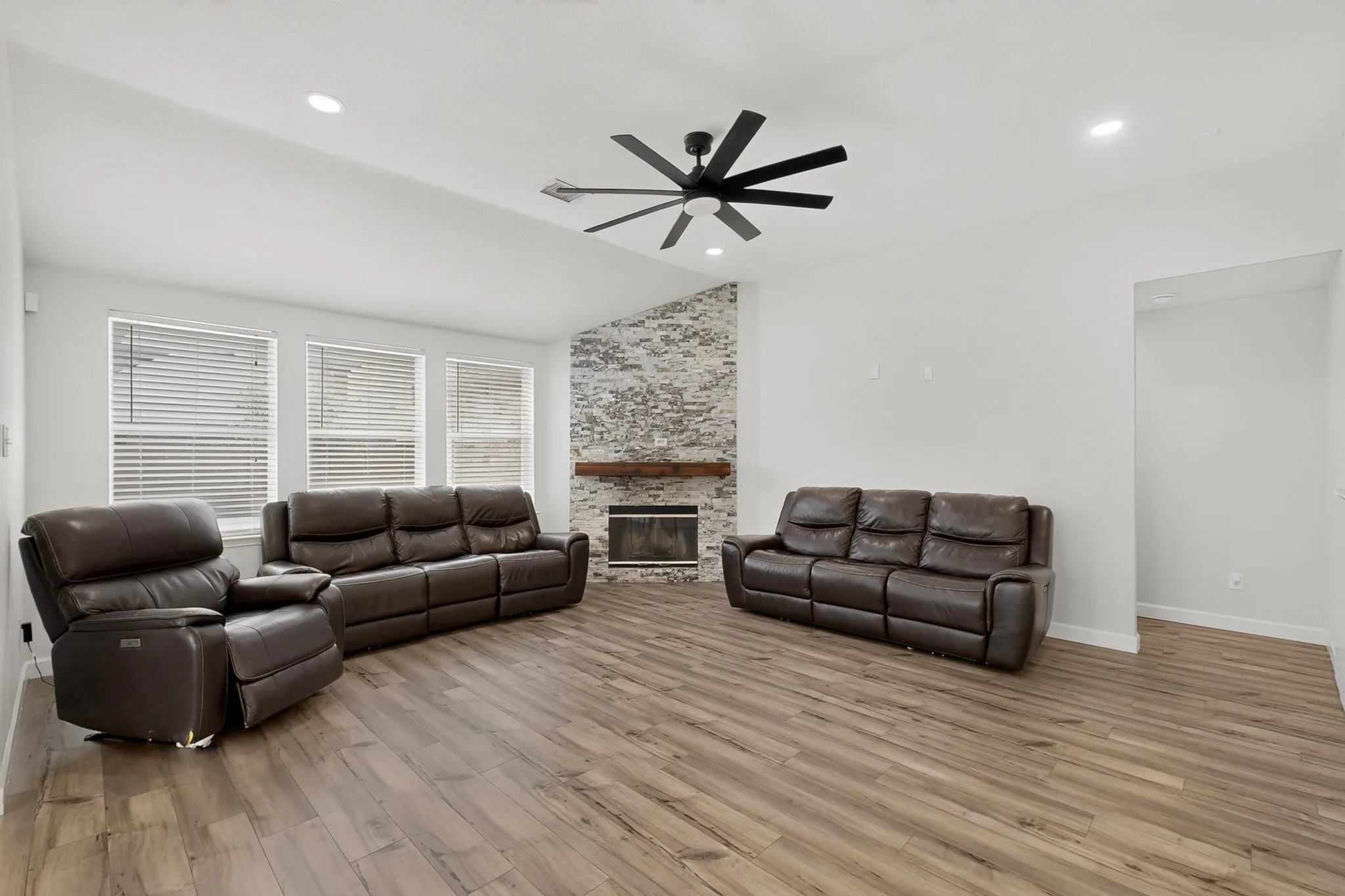 Single Family Residence For Sale in Kaufman County , 1011 Castroville Drive, Forney, Texas 75126, 4 Bedroom, 3 Bathroom, 3 Garage spaces, 3,320 Sqft, built in 2007, mls#21312505, Real Estate Agent in Forney, Homes For Sale in Kaufman county, Homes For Sale in Forney, Realtor in Forney Texas, Real Estate Brokerage Independent Realty Texas, Luminita Cordes Realtor