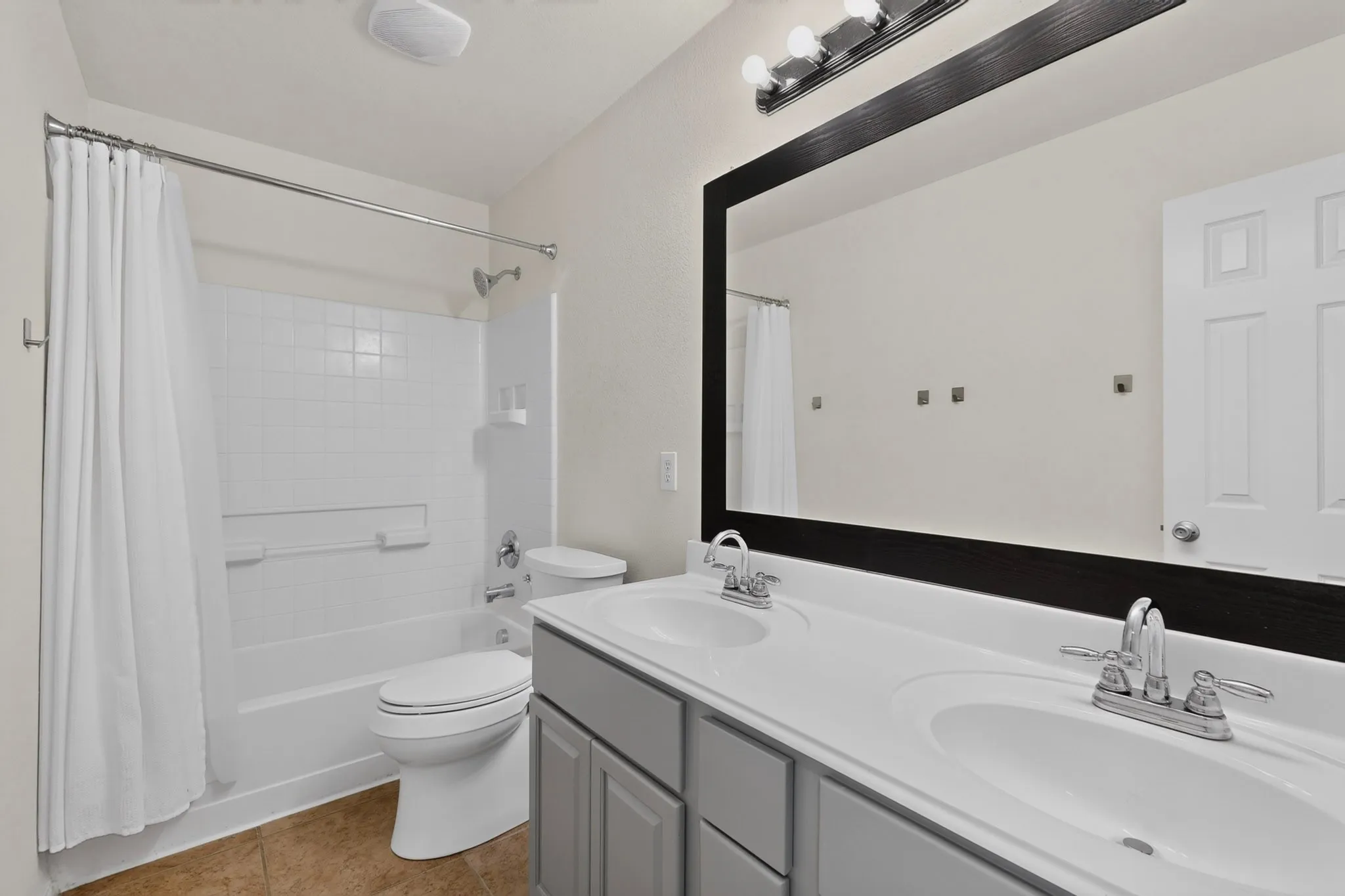 Single Family Residence For Sale in Kaufman County , 1011 Castroville Drive, Forney, Texas 75126, 4 Bedroom, 3 Bathroom, 3 Garage spaces, 3,320 Sqft, built in 2007, mls#21312505, Real Estate Agent in Forney, Homes For Sale in Kaufman county, Homes For Sale in Forney, Realtor in Forney Texas, Real Estate Brokerage Independent Realty Texas, Luminita Cordes Realtor
