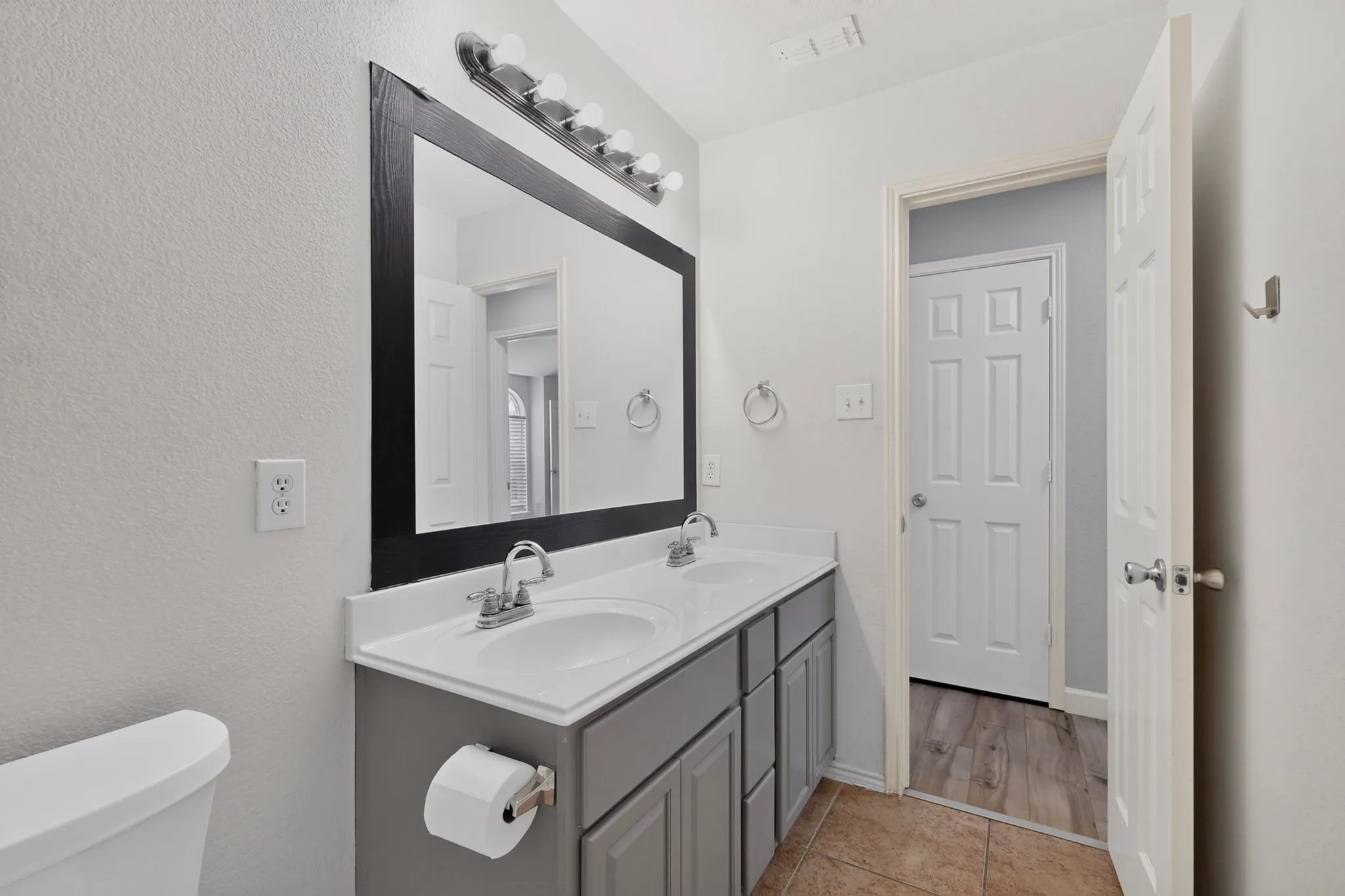 Single Family Residence For Sale in Kaufman County , 1011 Castroville Drive, Forney, Texas 75126, 4 Bedroom, 3 Bathroom, 3 Garage spaces, 3,320 Sqft, built in 2007, mls#21312505, Real Estate Agent in Forney, Homes For Sale in Kaufman county, Homes For Sale in Forney, Realtor in Forney Texas, Real Estate Brokerage Independent Realty Texas, Luminita Cordes Realtor