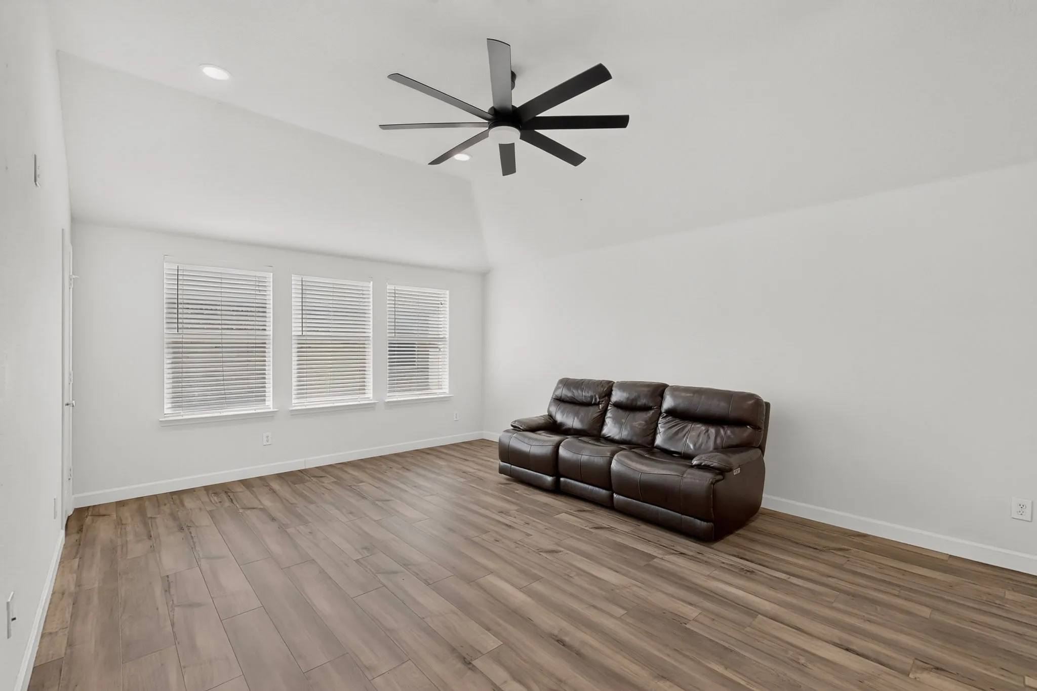 Single Family Residence For Sale in Kaufman County , 1011 Castroville Drive, Forney, Texas 75126, 4 Bedroom, 3 Bathroom, 3 Garage spaces, 3,320 Sqft, built in 2007, mls#21312505, Real Estate Agent in Forney, Homes For Sale in Kaufman county, Homes For Sale in Forney, Realtor in Forney Texas, Real Estate Brokerage Independent Realty Texas, Luminita Cordes Realtor