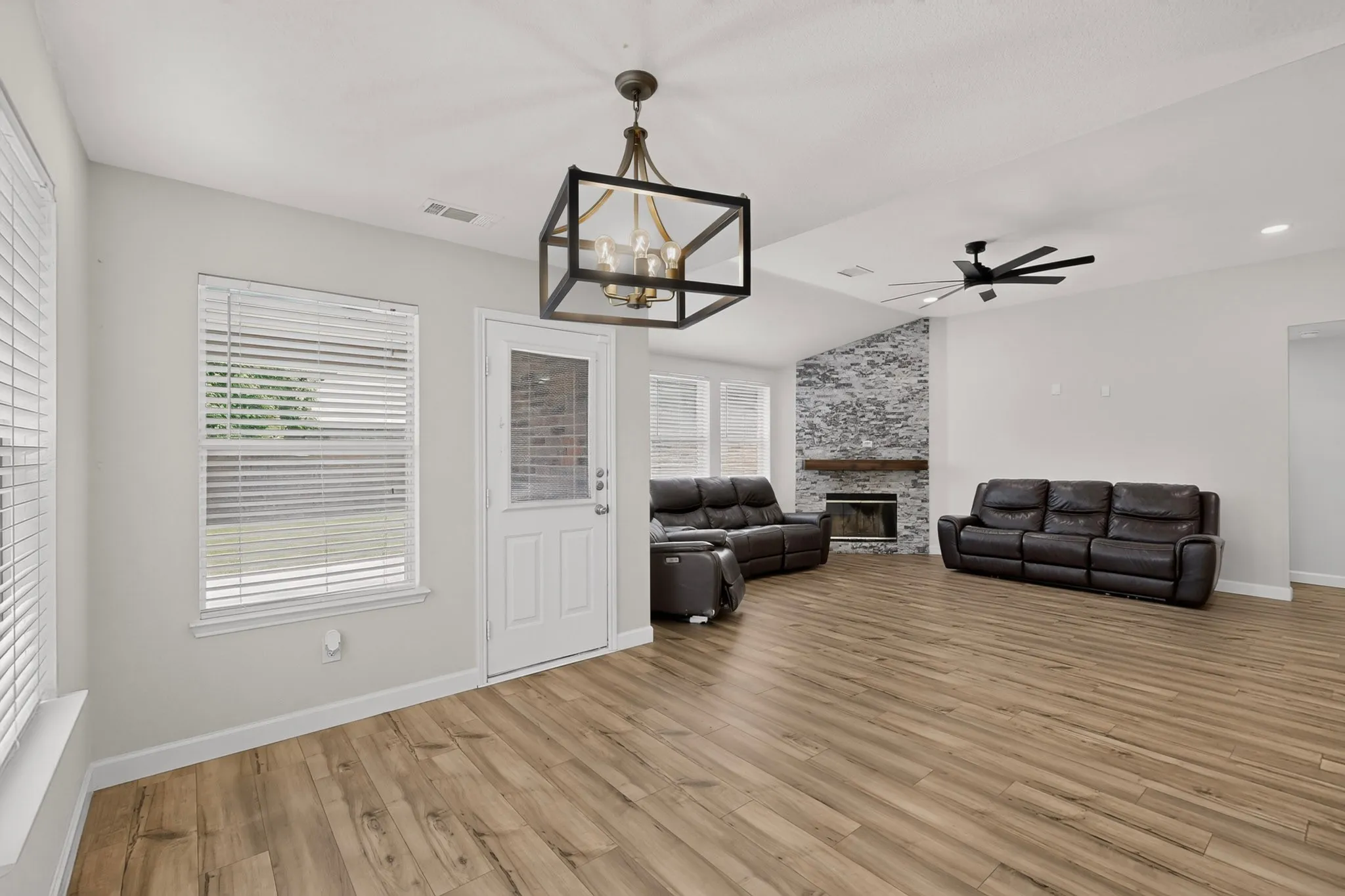 Single Family Residence For Sale in Kaufman County , 1011 Castroville Drive, Forney, Texas 75126, 4 Bedroom, 3 Bathroom, 3 Garage spaces, 3,320 Sqft, built in 2007, mls#21312505, Real Estate Agent in Forney, Homes For Sale in Kaufman county, Homes For Sale in Forney, Realtor in Forney Texas, Real Estate Brokerage Independent Realty Texas, Luminita Cordes Realtor