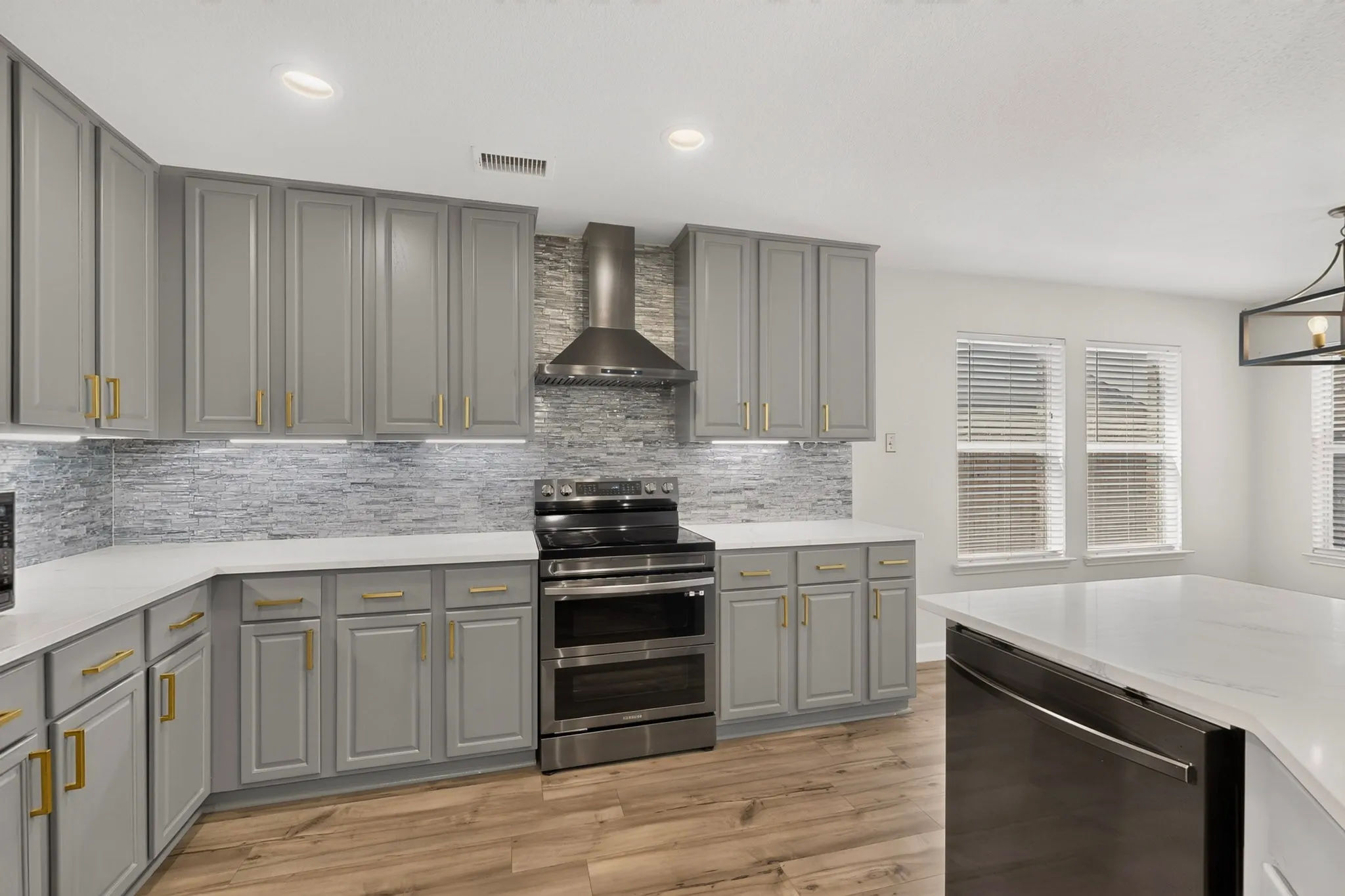 Single Family Residence For Sale in Kaufman County , 1011 Castroville Drive, Forney, Texas 75126, 4 Bedroom, 3 Bathroom, 3 Garage spaces, 3,320 Sqft, built in 2007, mls#21312505, Real Estate Agent in Forney, Homes For Sale in Kaufman county, Homes For Sale in Forney, Realtor in Forney Texas, Real Estate Brokerage Independent Realty Texas, Luminita Cordes Realtor
