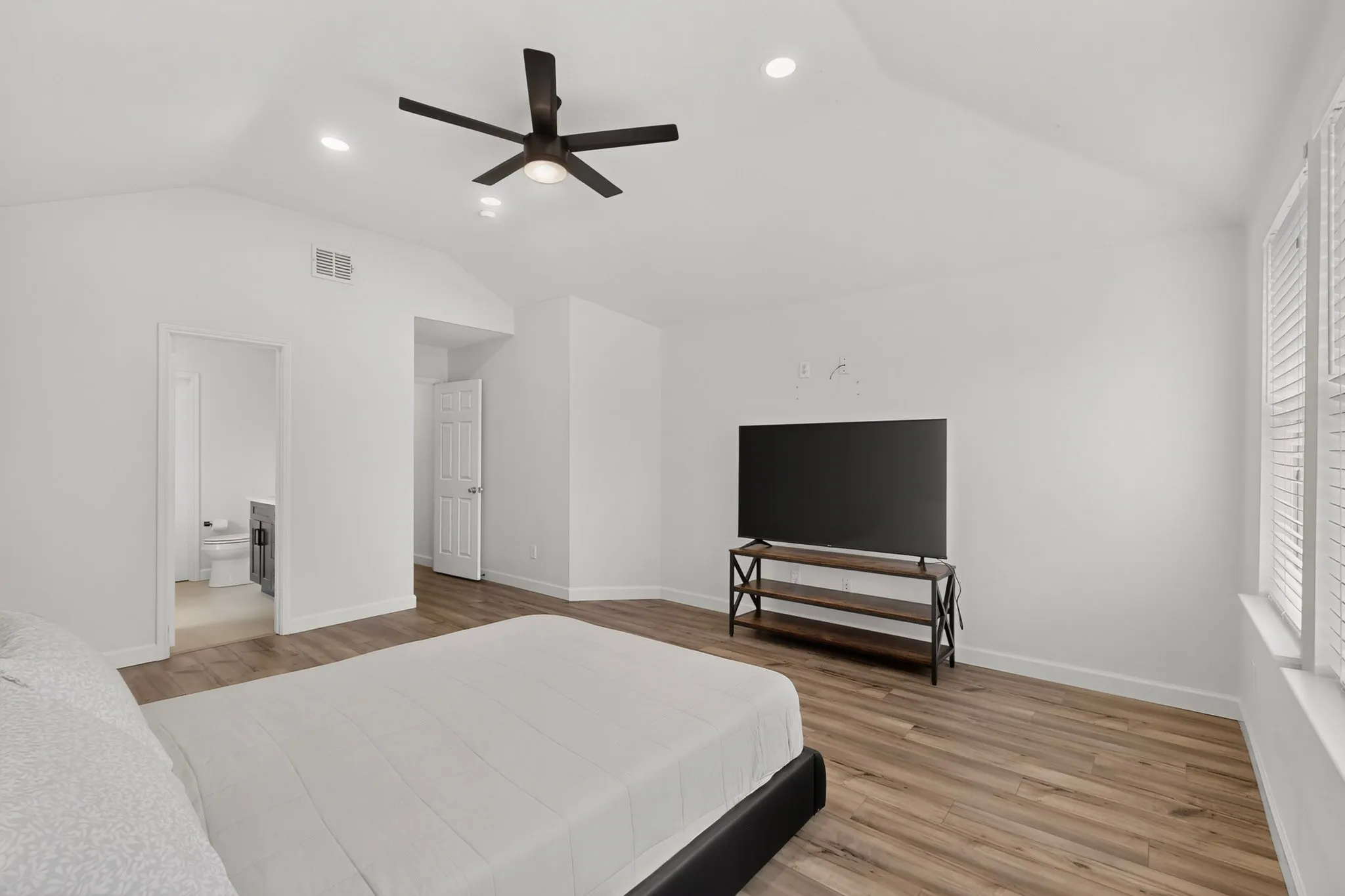 Single Family Residence For Sale in Kaufman County , 1011 Castroville Drive, Forney, Texas 75126, 4 Bedroom, 3 Bathroom, 3 Garage spaces, 3,320 Sqft, built in 2007, mls#21312505, Real Estate Agent in Forney, Homes For Sale in Kaufman county, Homes For Sale in Forney, Realtor in Forney Texas, Real Estate Brokerage Independent Realty Texas, Luminita Cordes Realtor