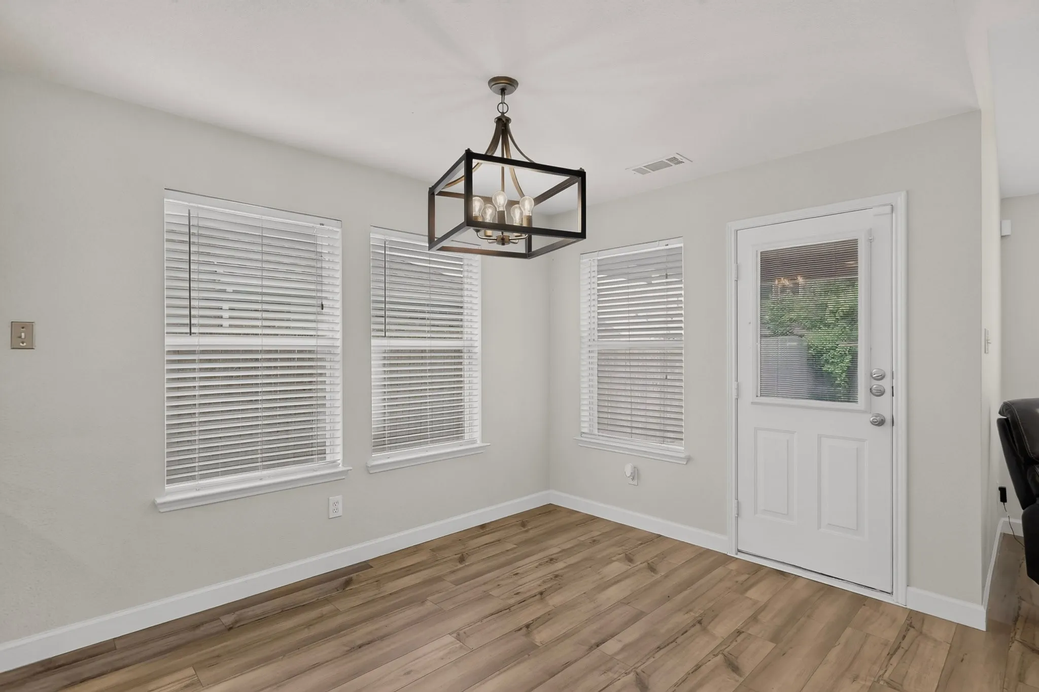 Single Family Residence For Sale in Kaufman County , 1011 Castroville Drive, Forney, Texas 75126, 4 Bedroom, 3 Bathroom, 3 Garage spaces, 3,320 Sqft, built in 2007, mls#21312505, Real Estate Agent in Forney, Homes For Sale in Kaufman county, Homes For Sale in Forney, Realtor in Forney Texas, Real Estate Brokerage Independent Realty Texas, Luminita Cordes Realtor