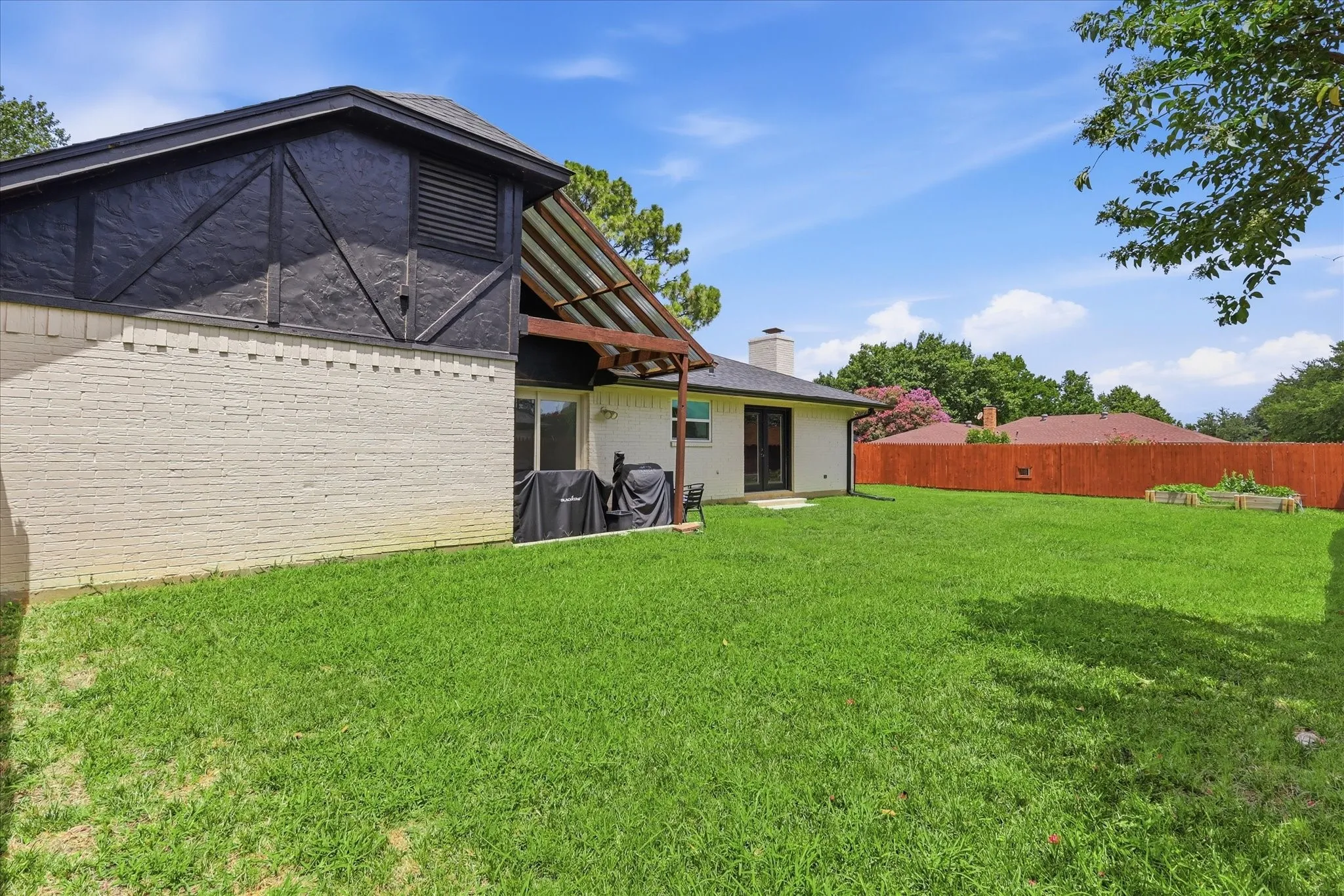 Single Family Residence For Sale in Denton County , 1513 Chisolm Trail, Lewisville, Texas 75077, 3 Bedroom, 2 Bathroom, 2 Garage spaces, 2,000 Sqft, built in 1976, mls#21307463, Real Estate Agent in Lewisville, Homes For Sale in Denton county, Homes For Sale in Lewisville, Realtor in Lewisville Texas, Real Estate Brokerage Independent Realty Texas, Luminita Cordes Realtor