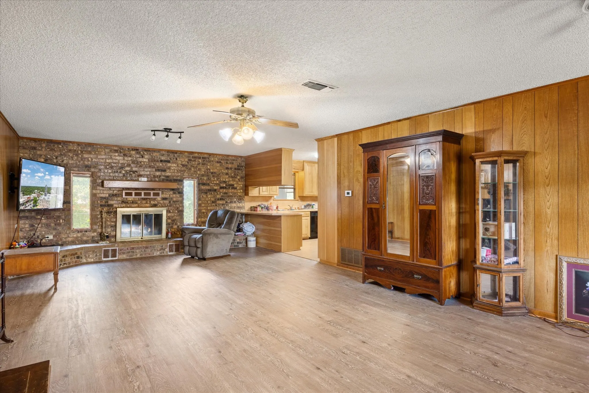 Single Family Residence For Sale in Erath County , 501 Moonlight Trail, Stephenville, Texas 76401, 3 Bedroom, 2 Bathroom, 2 Garage spaces, 2,094 Sqft, built in 1980, mls#21313332, Real Estate Agent in Stephenville, Homes For Sale in Erath county, Homes For Sale in Stephenville, Realtor in Stephenville Texas, Real Estate Brokerage Independent Realty Texas, Luminita Cordes Realtor