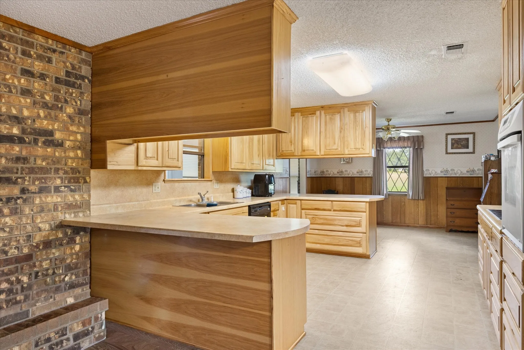 Single Family Residence For Sale in Erath County , 501 Moonlight Trail, Stephenville, Texas 76401, 3 Bedroom, 2 Bathroom, 2 Garage spaces, 2,094 Sqft, built in 1980, mls#21313332, Real Estate Agent in Stephenville, Homes For Sale in Erath county, Homes For Sale in Stephenville, Realtor in Stephenville Texas, Real Estate Brokerage Independent Realty Texas, Luminita Cordes Realtor