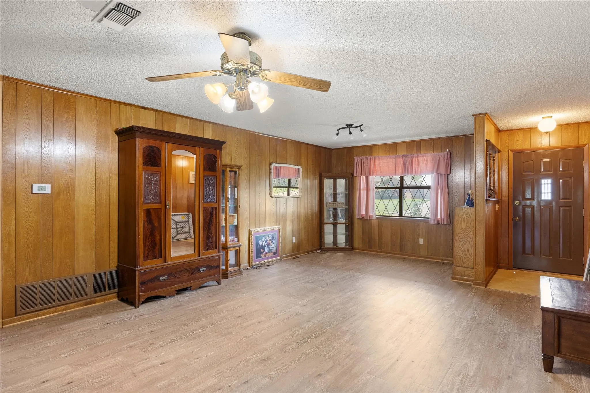 Single Family Residence For Sale in Erath County , 501 Moonlight Trail, Stephenville, Texas 76401, 3 Bedroom, 2 Bathroom, 2 Garage spaces, 2,094 Sqft, built in 1980, mls#21313332, Real Estate Agent in Stephenville, Homes For Sale in Erath county, Homes For Sale in Stephenville, Realtor in Stephenville Texas, Real Estate Brokerage Independent Realty Texas, Luminita Cordes Realtor