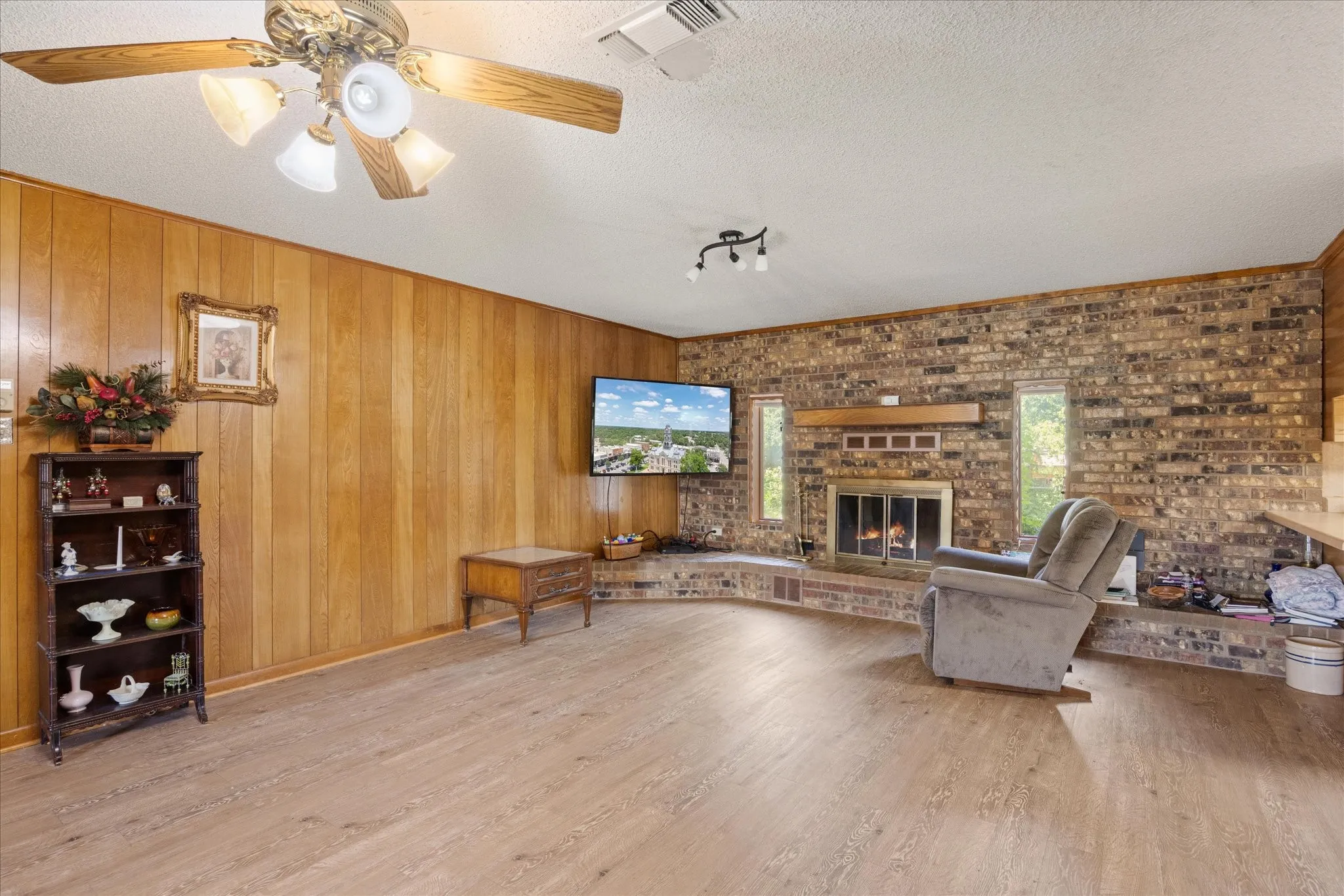 Single Family Residence For Sale in Erath County , 501 Moonlight Trail, Stephenville, Texas 76401, 3 Bedroom, 2 Bathroom, 2 Garage spaces, 2,094 Sqft, built in 1980, mls#21313332, Real Estate Agent in Stephenville, Homes For Sale in Erath county, Homes For Sale in Stephenville, Realtor in Stephenville Texas, Real Estate Brokerage Independent Realty Texas, Luminita Cordes Realtor