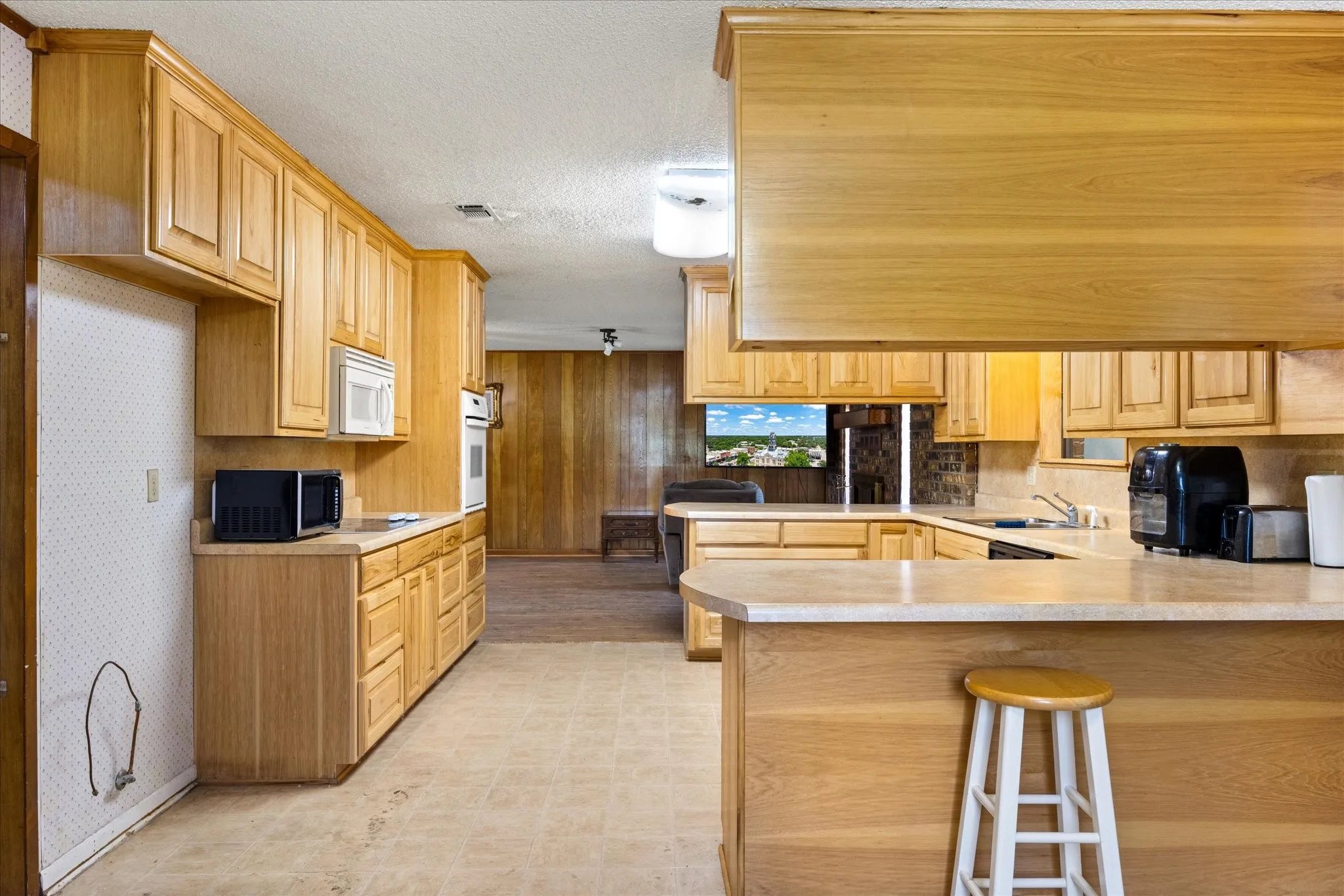 Single Family Residence For Sale in Erath County , 501 Moonlight Trail, Stephenville, Texas 76401, 3 Bedroom, 2 Bathroom, 2 Garage spaces, 2,094 Sqft, built in 1980, mls#21313332, Real Estate Agent in Stephenville, Homes For Sale in Erath county, Homes For Sale in Stephenville, Realtor in Stephenville Texas, Real Estate Brokerage Independent Realty Texas, Luminita Cordes Realtor