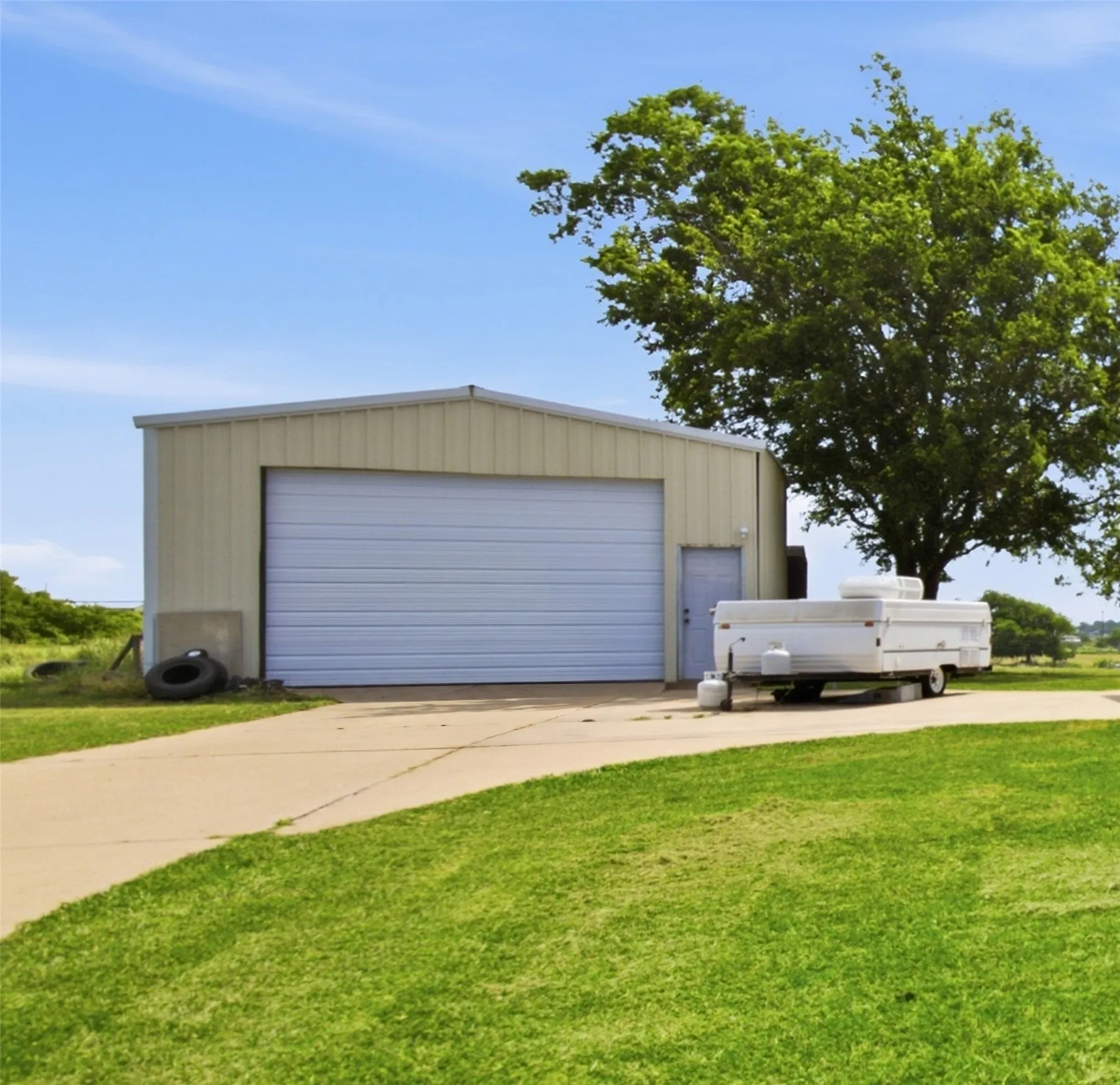 Single Family Residence For Sale in Hood County , 8116 Clearview Court, Cresson, Texas 76035, 3 Bedroom, 2 Bathroom, 2 Garage spaces, 1,503 Sqft, built in 2002, mls#21310888, Real Estate Agent in Cresson, Homes For Sale in Hood county, Homes For Sale in Cresson, Realtor in Cresson Texas, Real Estate Brokerage Independent Realty Texas, Luminita Cordes Realtor