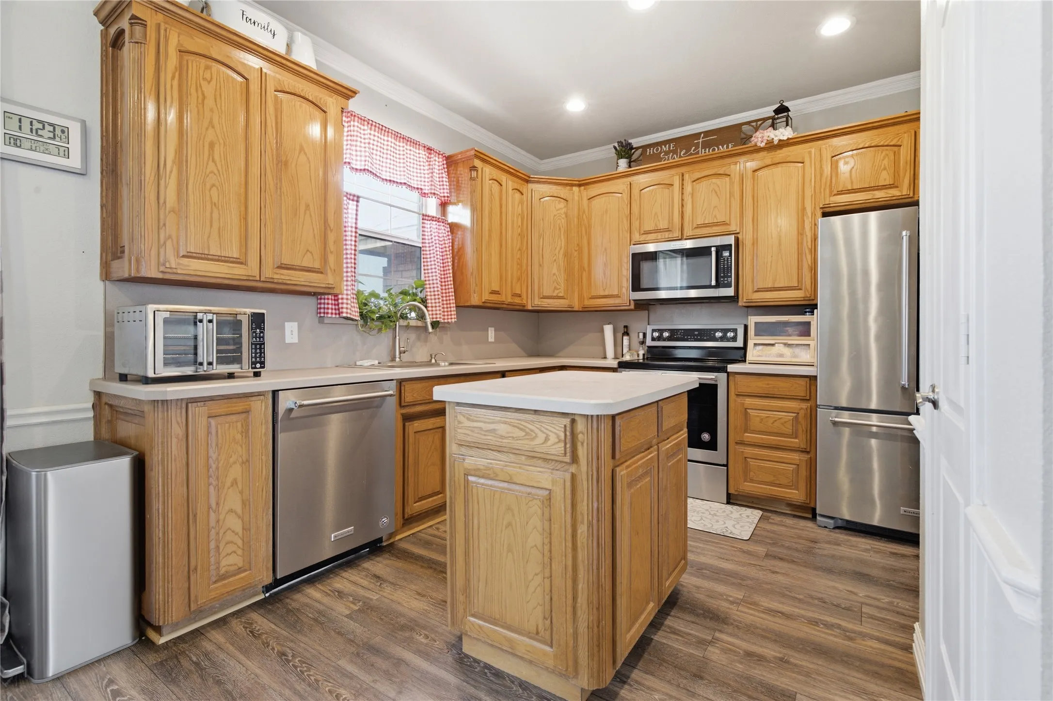 Single Family Residence For Sale in Hood County , 8116 Clearview Court, Cresson, Texas 76035, 3 Bedroom, 2 Bathroom, 2 Garage spaces, 1,503 Sqft, built in 2002, mls#21310888, Real Estate Agent in Cresson, Homes For Sale in Hood county, Homes For Sale in Cresson, Realtor in Cresson Texas, Real Estate Brokerage Independent Realty Texas, Luminita Cordes Realtor