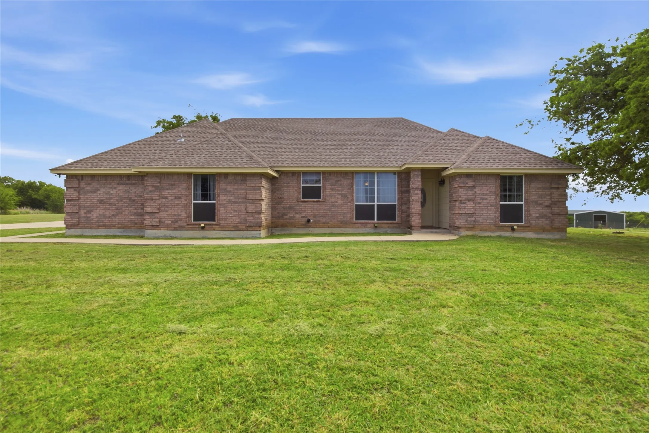 Single Family Residence For Sale in Hood County , 8116 Clearview Court, Cresson, Texas 76035, 3 Bedroom, 2 Bathroom, 2 Garage spaces, 1,503 Sqft, built in 2002, mls#21310888, Real Estate Agent in Cresson, Homes For Sale in Hood county, Homes For Sale in Cresson, Realtor in Cresson Texas, Real Estate Brokerage Independent Realty Texas, Luminita Cordes Realtor