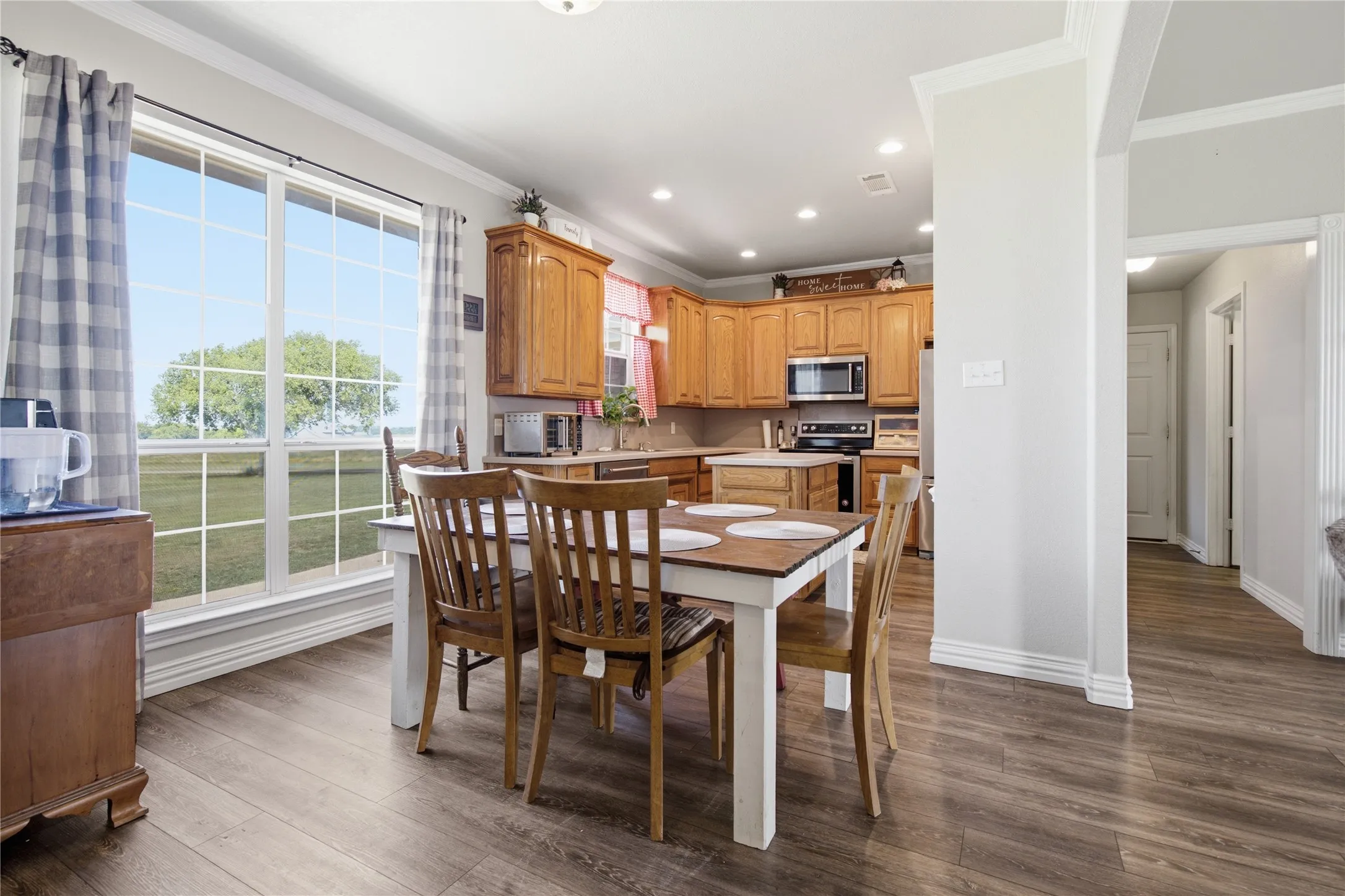 Single Family Residence For Sale in Hood County , 8116 Clearview Court, Cresson, Texas 76035, 3 Bedroom, 2 Bathroom, 2 Garage spaces, 1,503 Sqft, built in 2002, mls#21310888, Real Estate Agent in Cresson, Homes For Sale in Hood county, Homes For Sale in Cresson, Realtor in Cresson Texas, Real Estate Brokerage Independent Realty Texas, Luminita Cordes Realtor