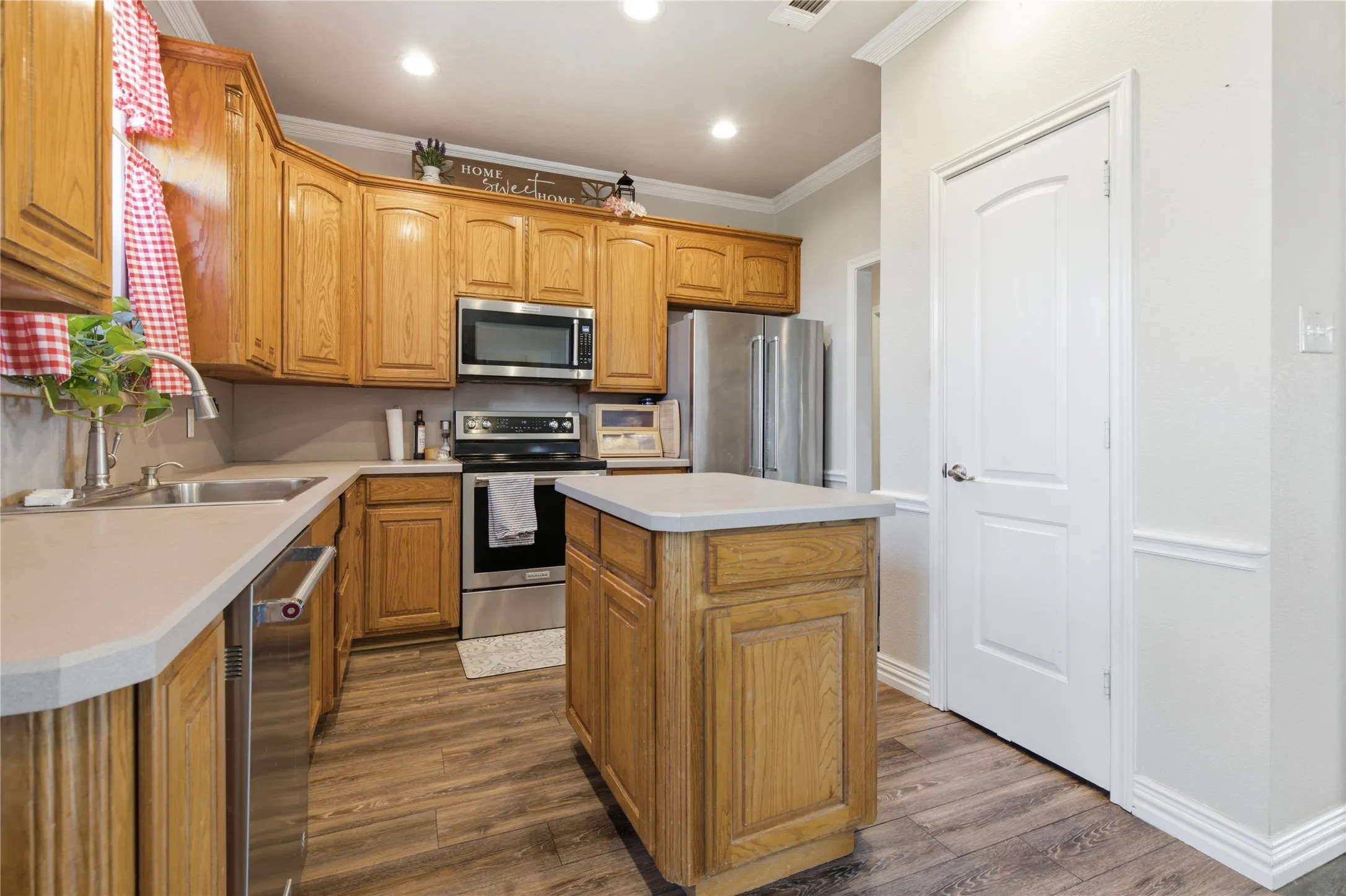 Single Family Residence For Sale in Hood County , 8116 Clearview Court, Cresson, Texas 76035, 3 Bedroom, 2 Bathroom, 2 Garage spaces, 1,503 Sqft, built in 2002, mls#21310888, Real Estate Agent in Cresson, Homes For Sale in Hood county, Homes For Sale in Cresson, Realtor in Cresson Texas, Real Estate Brokerage Independent Realty Texas, Luminita Cordes Realtor