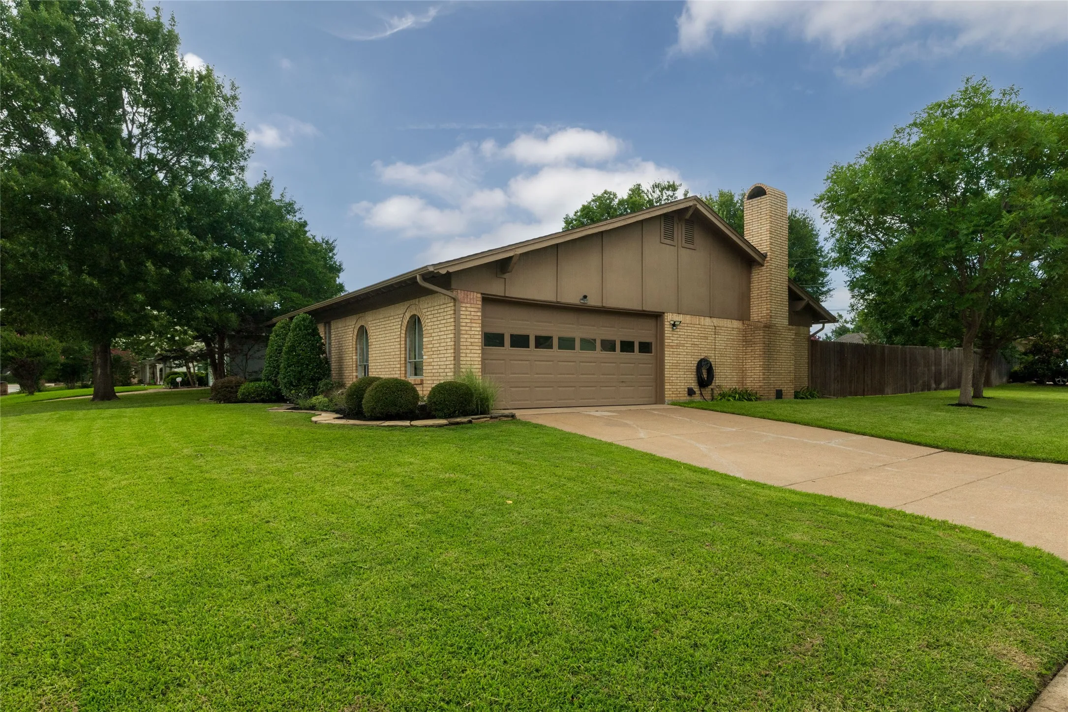 Single Family Residence For Sale in Tarrant County , 1710 Park Hill Drive, Arlington, Texas 76012, 3 Bedroom, 2 Bathroom, 2 Garage spaces, 1,764 Sqft, built in 1967, mls#21308497, Real Estate Agent in Arlington, Homes For Sale in Tarrant county, Homes For Sale in Arlington, Realtor in Arlington Texas, Real Estate Brokerage Independent Realty Texas, Luminita Cordes Realtor