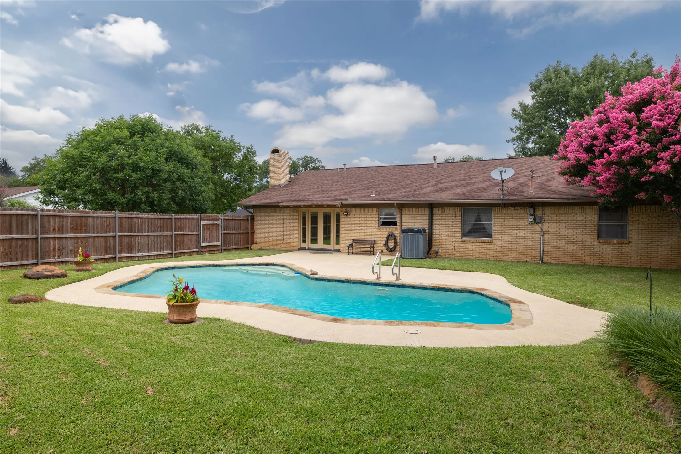 Single Family Residence For Sale in Tarrant County , 1710 Park Hill Drive, Arlington, Texas 76012, 3 Bedroom, 2 Bathroom, 2 Garage spaces, 1,764 Sqft, built in 1967, mls#21308497, Real Estate Agent in Arlington, Homes For Sale in Tarrant county, Homes For Sale in Arlington, Realtor in Arlington Texas, Real Estate Brokerage Independent Realty Texas, Luminita Cordes Realtor