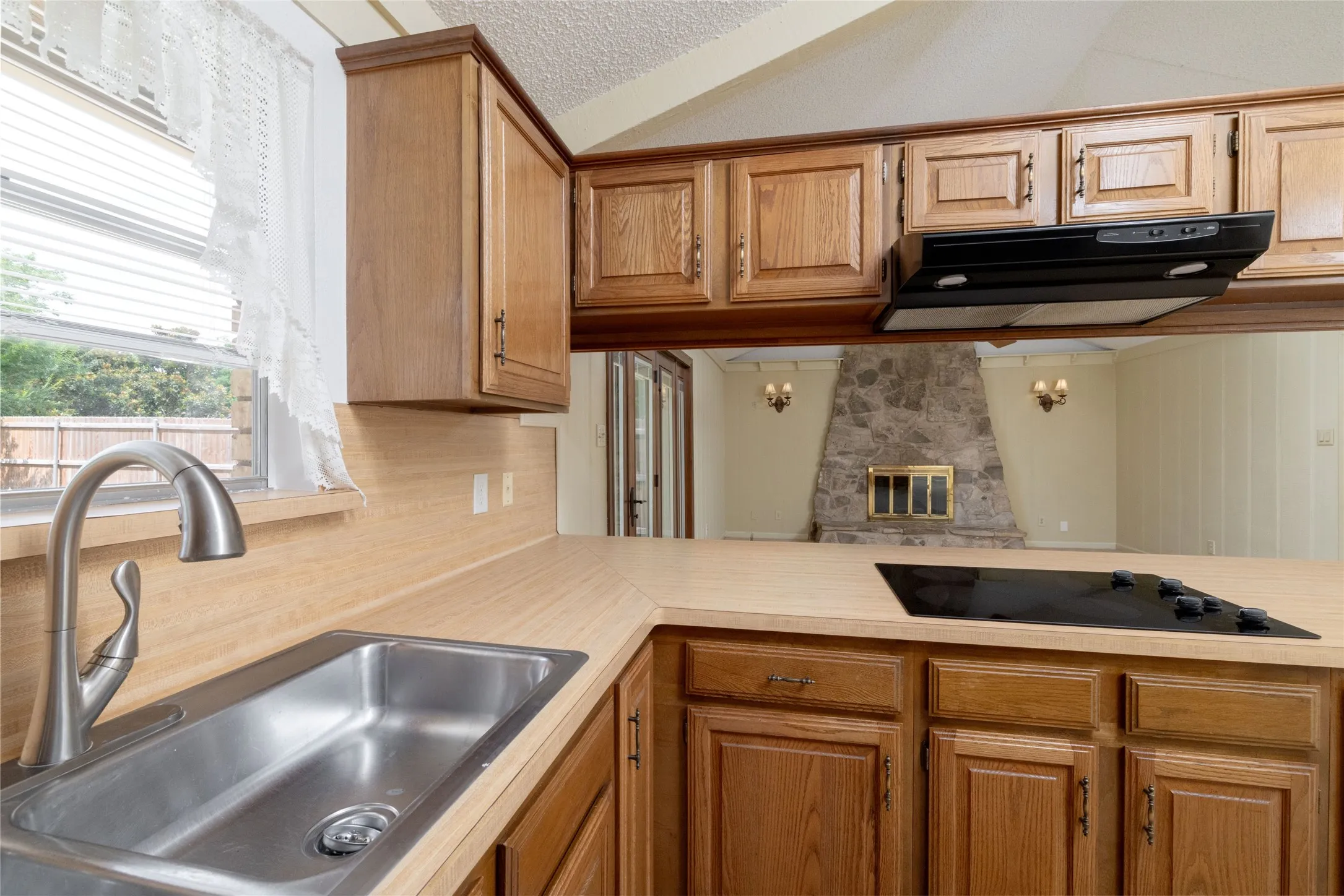 Single Family Residence For Sale in Tarrant County , 1710 Park Hill Drive, Arlington, Texas 76012, 3 Bedroom, 2 Bathroom, 2 Garage spaces, 1,764 Sqft, built in 1967, mls#21308497, Real Estate Agent in Arlington, Homes For Sale in Tarrant county, Homes For Sale in Arlington, Realtor in Arlington Texas, Real Estate Brokerage Independent Realty Texas, Luminita Cordes Realtor