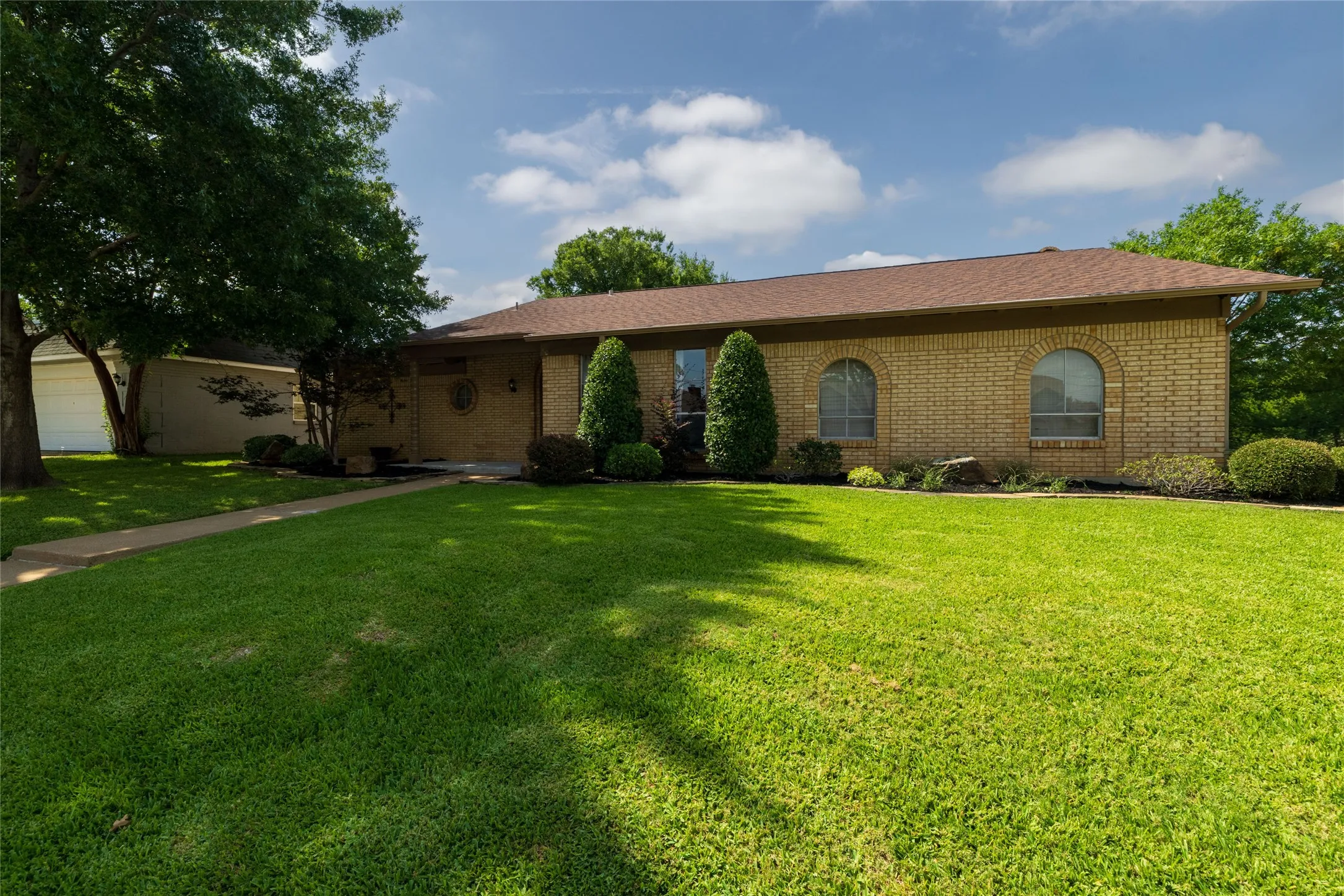 Single Family Residence For Sale in Tarrant County , 1710 Park Hill Drive, Arlington, Texas 76012, 3 Bedroom, 2 Bathroom, 2 Garage spaces, 1,764 Sqft, built in 1967, mls#21308497, Real Estate Agent in Arlington, Homes For Sale in Tarrant county, Homes For Sale in Arlington, Realtor in Arlington Texas, Real Estate Brokerage Independent Realty Texas, Luminita Cordes Realtor