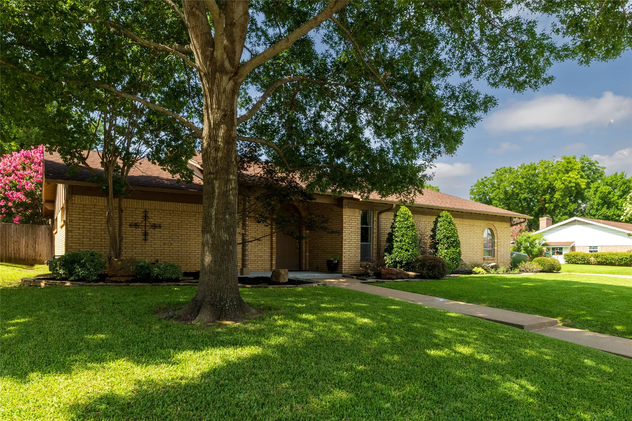 Single Family Residence For Sale in Tarrant County , 1710 Park Hill Drive, Arlington, Texas 76012, 3 Bedroom, 2 Bathroom, 2 Garage spaces, 1,764 Sqft, built in 1967, mls#21308497, Real Estate Agent in Arlington, Homes For Sale in Tarrant county, Homes For Sale in Arlington, Realtor in Arlington Texas, Real Estate Brokerage Independent Realty Texas, Luminita Cordes Realtor