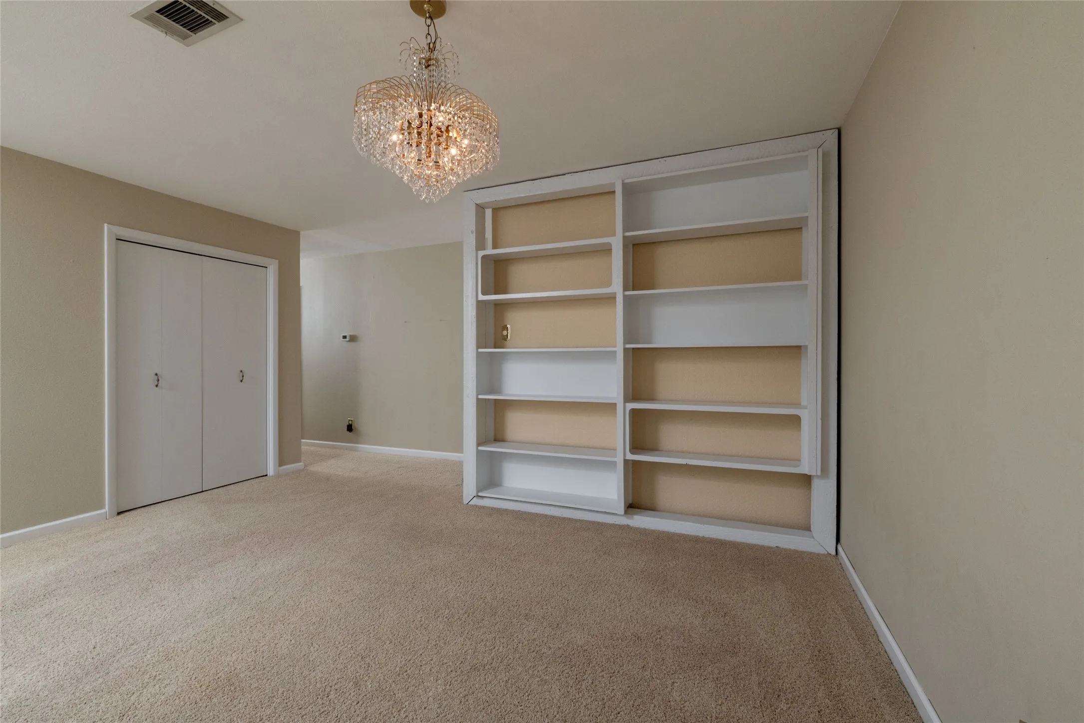 Single Family Residence For Sale in Tarrant County , 1710 Park Hill Drive, Arlington, Texas 76012, 3 Bedroom, 2 Bathroom, 2 Garage spaces, 1,764 Sqft, built in 1967, mls#21308497, Real Estate Agent in Arlington, Homes For Sale in Tarrant county, Homes For Sale in Arlington, Realtor in Arlington Texas, Real Estate Brokerage Independent Realty Texas, Luminita Cordes Realtor