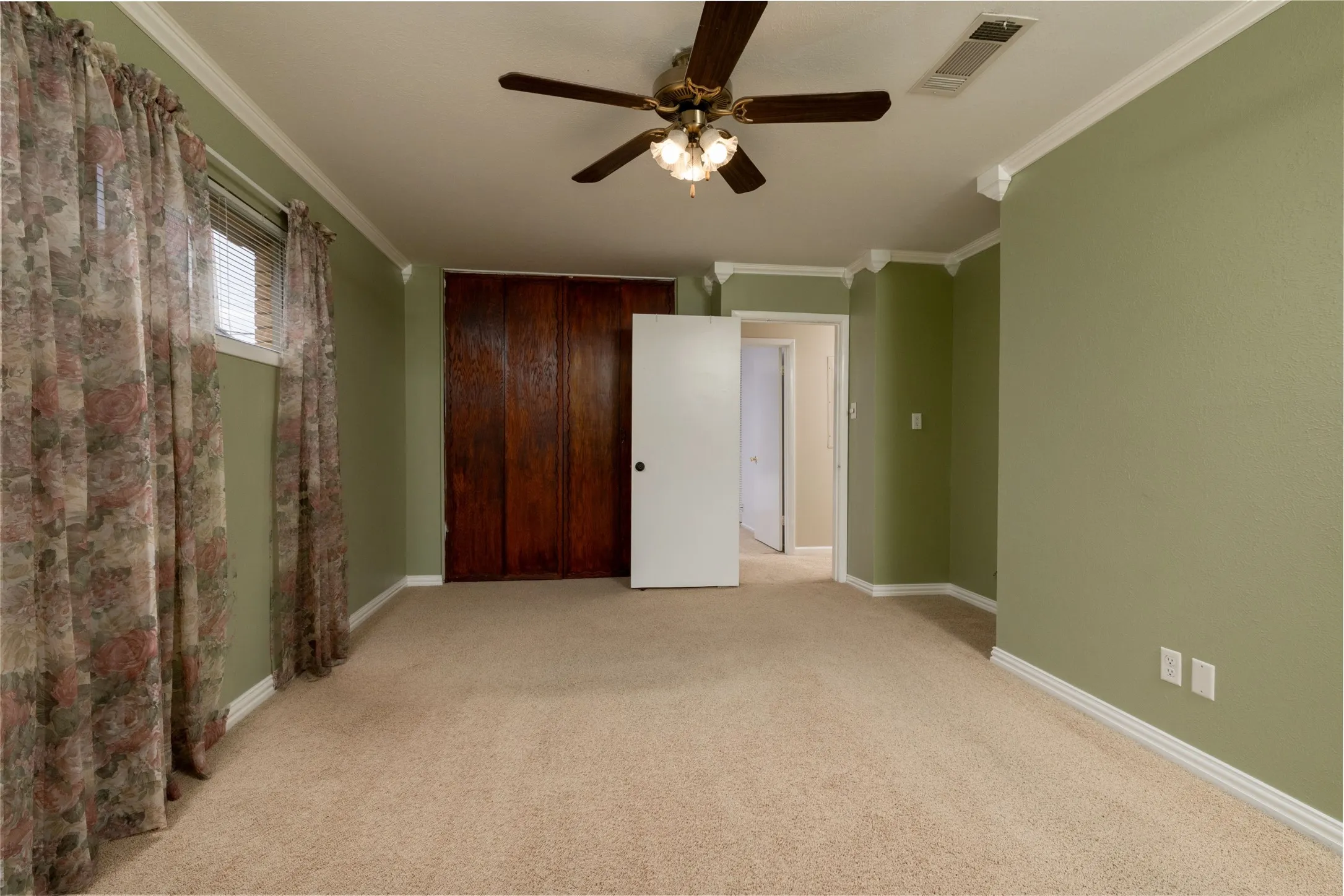 Single Family Residence For Sale in Tarrant County , 1710 Park Hill Drive, Arlington, Texas 76012, 3 Bedroom, 2 Bathroom, 2 Garage spaces, 1,764 Sqft, built in 1967, mls#21308497, Real Estate Agent in Arlington, Homes For Sale in Tarrant county, Homes For Sale in Arlington, Realtor in Arlington Texas, Real Estate Brokerage Independent Realty Texas, Luminita Cordes Realtor
