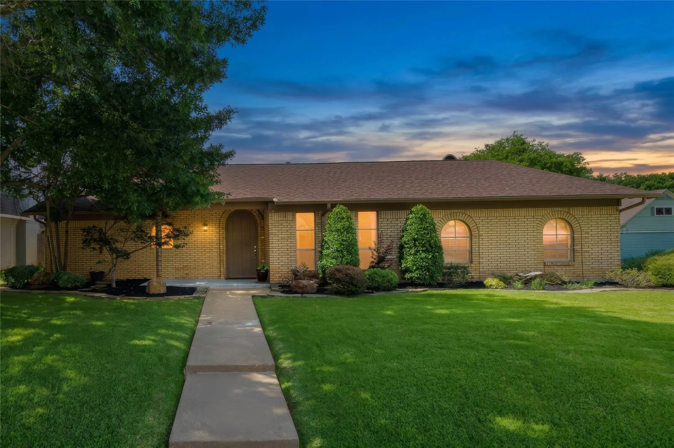 Single Family Residence For Sale in Tarrant County , 1710 Park Hill Drive, Arlington, Texas 76012, 3 Bedroom, 2 Bathroom, 2 Garage spaces, 1,764 Sqft, built in 1967, mls#21308497, Real Estate Agent in Arlington, Homes For Sale in Tarrant county, Homes For Sale in Arlington, Realtor in Arlington Texas, Real Estate Brokerage Independent Realty Texas, Luminita Cordes Realtor