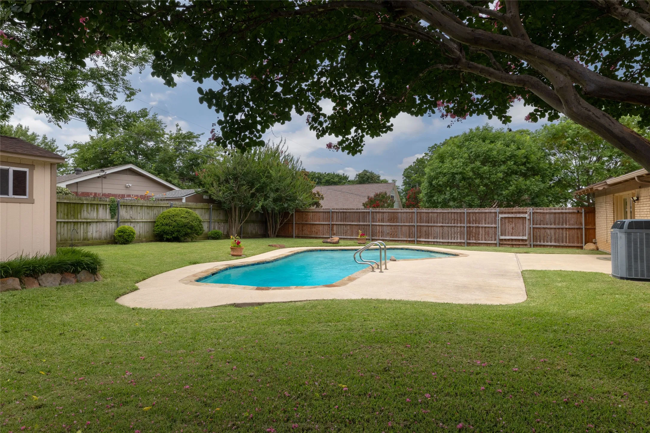 Single Family Residence For Sale in Tarrant County , 1710 Park Hill Drive, Arlington, Texas 76012, 3 Bedroom, 2 Bathroom, 2 Garage spaces, 1,764 Sqft, built in 1967, mls#21308497, Real Estate Agent in Arlington, Homes For Sale in Tarrant county, Homes For Sale in Arlington, Realtor in Arlington Texas, Real Estate Brokerage Independent Realty Texas, Luminita Cordes Realtor