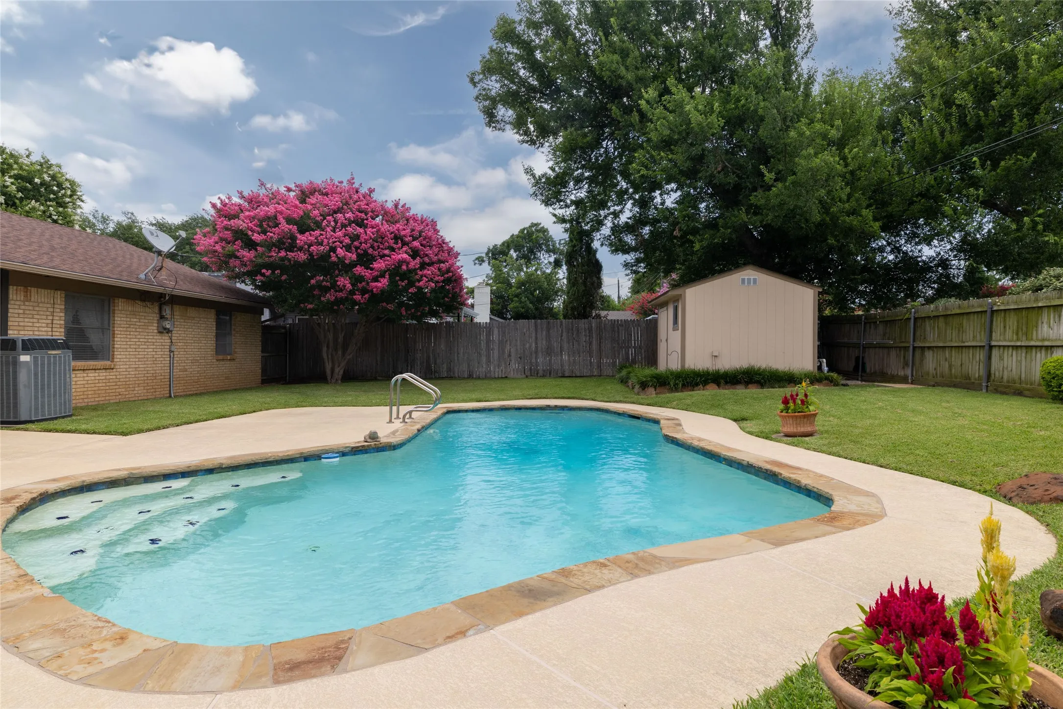 Single Family Residence For Sale in Tarrant County , 1710 Park Hill Drive, Arlington, Texas 76012, 3 Bedroom, 2 Bathroom, 2 Garage spaces, 1,764 Sqft, built in 1967, mls#21308497, Real Estate Agent in Arlington, Homes For Sale in Tarrant county, Homes For Sale in Arlington, Realtor in Arlington Texas, Real Estate Brokerage Independent Realty Texas, Luminita Cordes Realtor