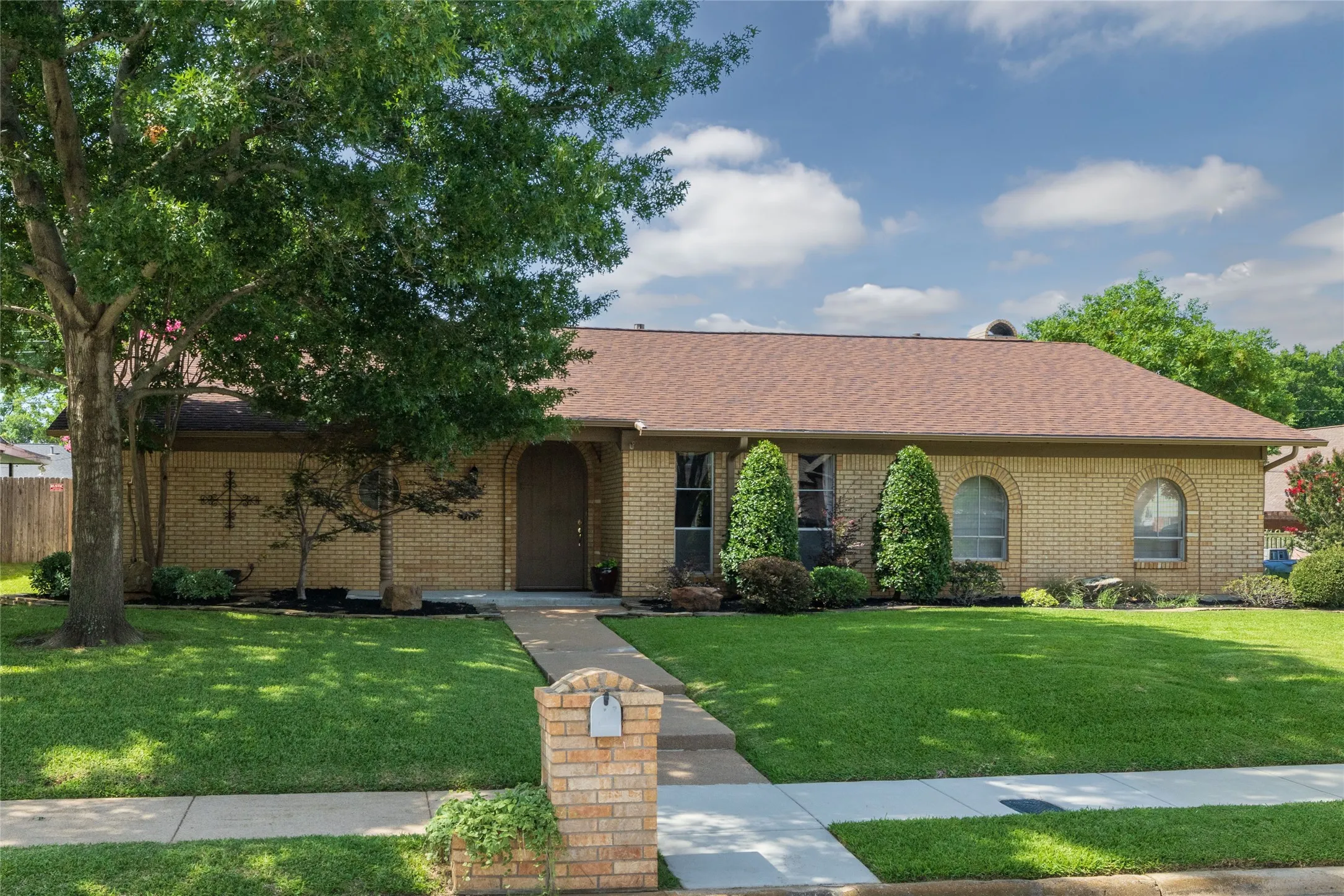 Single Family Residence For Sale in Tarrant County , 1710 Park Hill Drive, Arlington, Texas 76012, 3 Bedroom, 2 Bathroom, 2 Garage spaces, 1,764 Sqft, built in 1967, mls#21308497, Real Estate Agent in Arlington, Homes For Sale in Tarrant county, Homes For Sale in Arlington, Realtor in Arlington Texas, Real Estate Brokerage Independent Realty Texas, Luminita Cordes Realtor