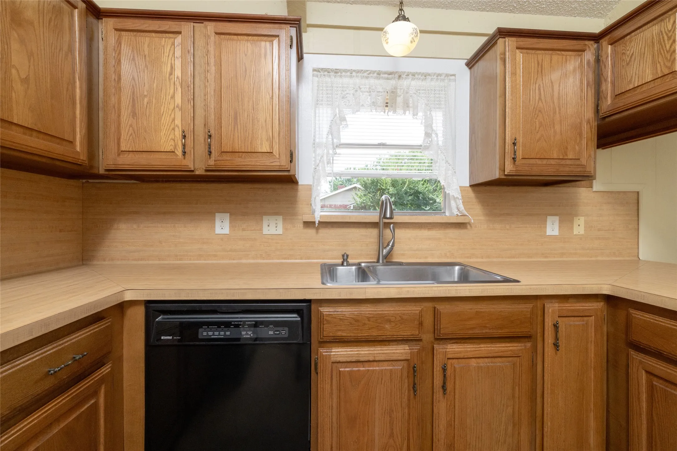Single Family Residence For Sale in Tarrant County , 1710 Park Hill Drive, Arlington, Texas 76012, 3 Bedroom, 2 Bathroom, 2 Garage spaces, 1,764 Sqft, built in 1967, mls#21308497, Real Estate Agent in Arlington, Homes For Sale in Tarrant county, Homes For Sale in Arlington, Realtor in Arlington Texas, Real Estate Brokerage Independent Realty Texas, Luminita Cordes Realtor