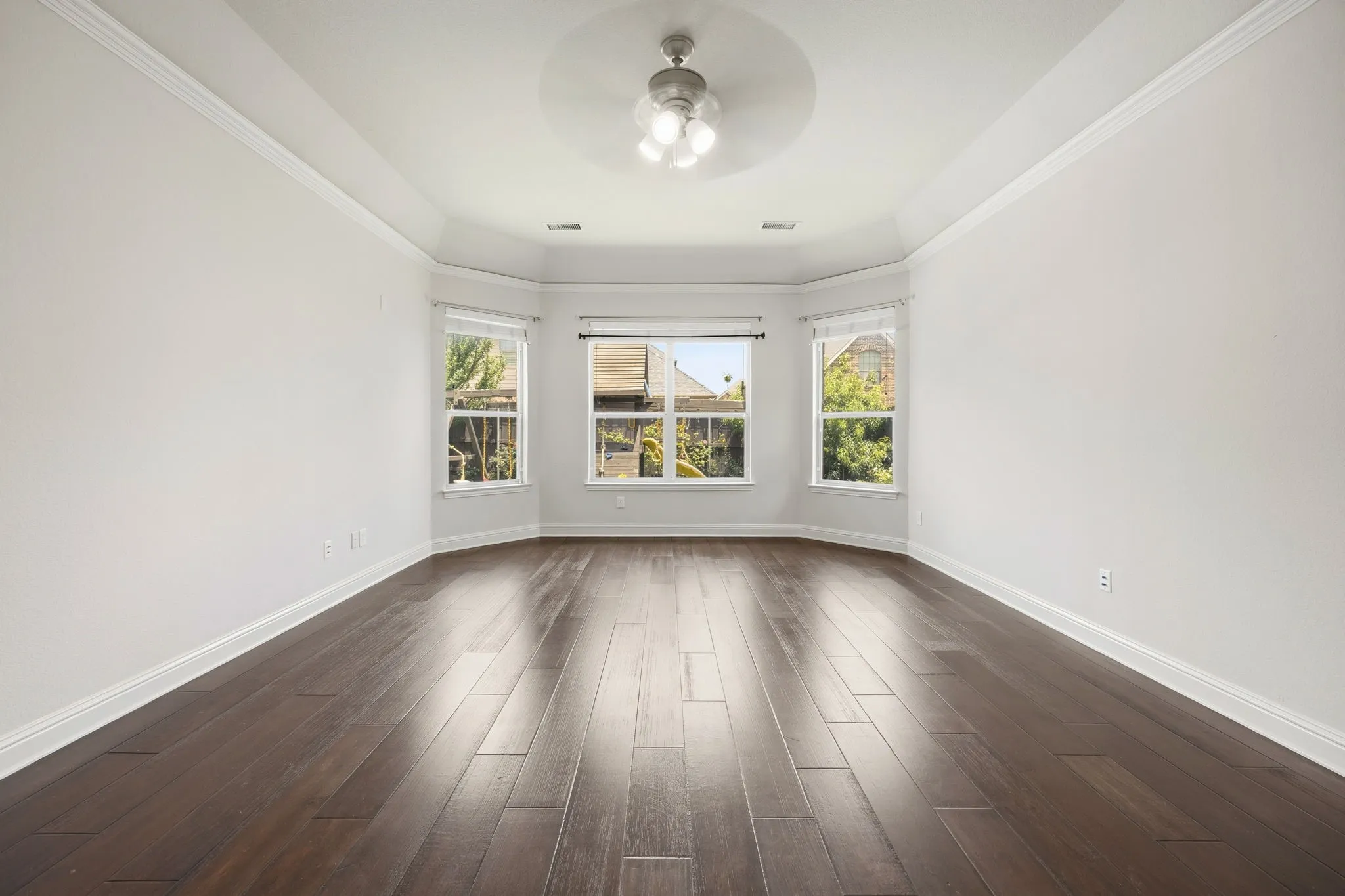 Huge Bow windows and so much privacy in Master