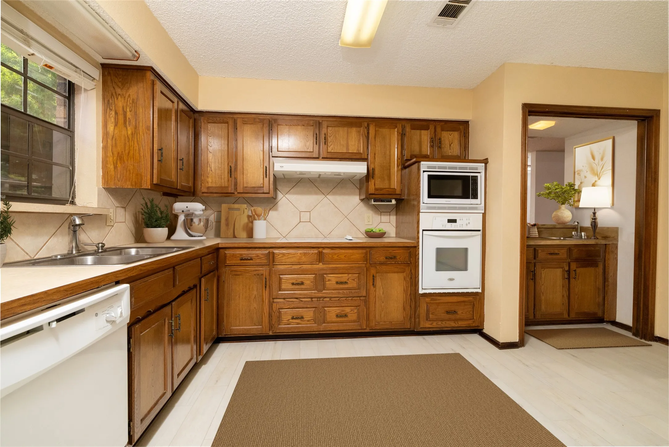 Single Family Residence For Sale in Tarrant County , 1211 Brookfield Lane, Mansfield, Texas 76063, 3 Bedroom, 2 Bathroom, 2 Garage spaces, 1,937 Sqft, built in 1980, mls#21312164, Real Estate Agent in Mansfield, Homes For Sale in Tarrant county, Homes For Sale in Mansfield, Realtor in Mansfield Texas, Real Estate Brokerage Independent Realty Texas, Luminita Cordes Realtor