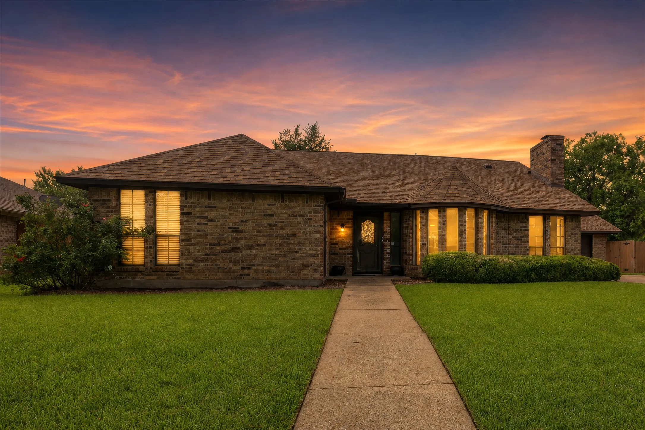 Single Family Residence For Sale in Tarrant County , 1211 Brookfield Lane, Mansfield, Texas 76063, 3 Bedroom, 2 Bathroom, 2 Garage spaces, 1,937 Sqft, built in 1980, mls#21312164, Real Estate Agent in Mansfield, Homes For Sale in Tarrant county, Homes For Sale in Mansfield, Realtor in Mansfield Texas, Real Estate Brokerage Independent Realty Texas, Luminita Cordes Realtor