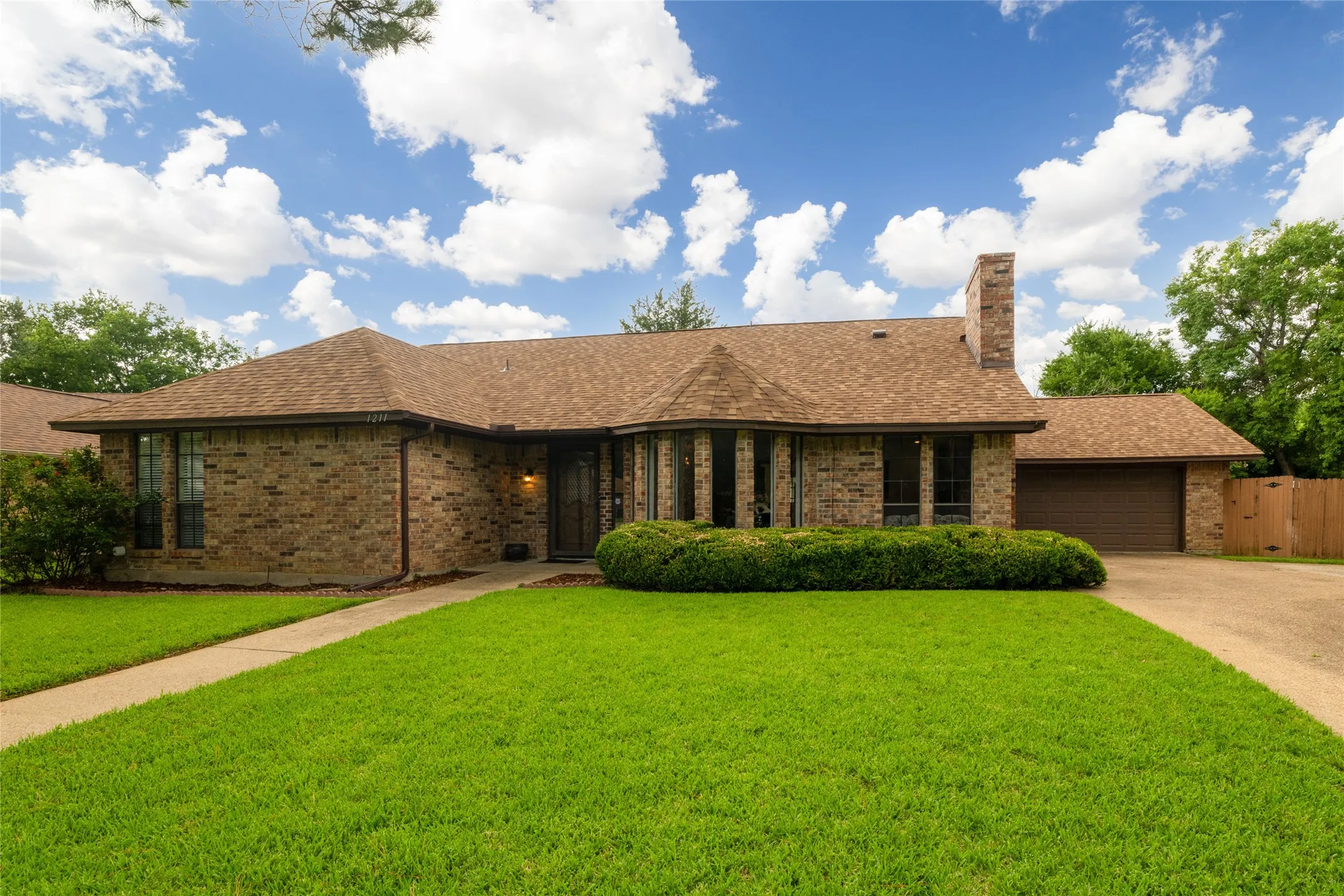 Single Family Residence For Sale in Tarrant County , 1211 Brookfield Lane, Mansfield, Texas 76063, 3 Bedroom, 2 Bathroom, 2 Garage spaces, 1,937 Sqft, built in 1980, mls#21312164, Real Estate Agent in Mansfield, Homes For Sale in Tarrant county, Homes For Sale in Mansfield, Realtor in Mansfield Texas, Real Estate Brokerage Independent Realty Texas, Luminita Cordes Realtor