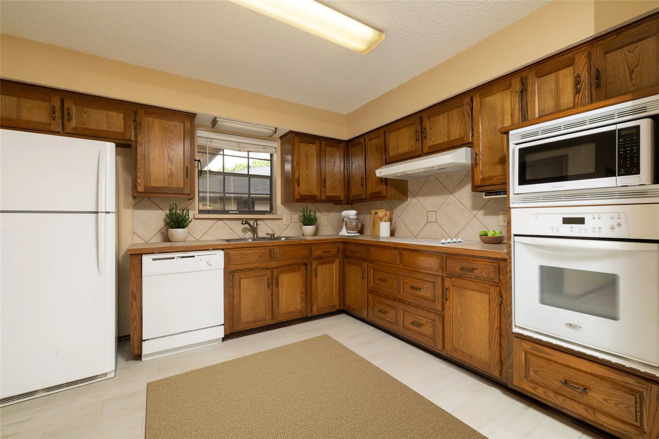 Single Family Residence For Sale in Tarrant County , 1211 Brookfield Lane, Mansfield, Texas 76063, 3 Bedroom, 2 Bathroom, 2 Garage spaces, 1,937 Sqft, built in 1980, mls#21312164, Real Estate Agent in Mansfield, Homes For Sale in Tarrant county, Homes For Sale in Mansfield, Realtor in Mansfield Texas, Real Estate Brokerage Independent Realty Texas, Luminita Cordes Realtor