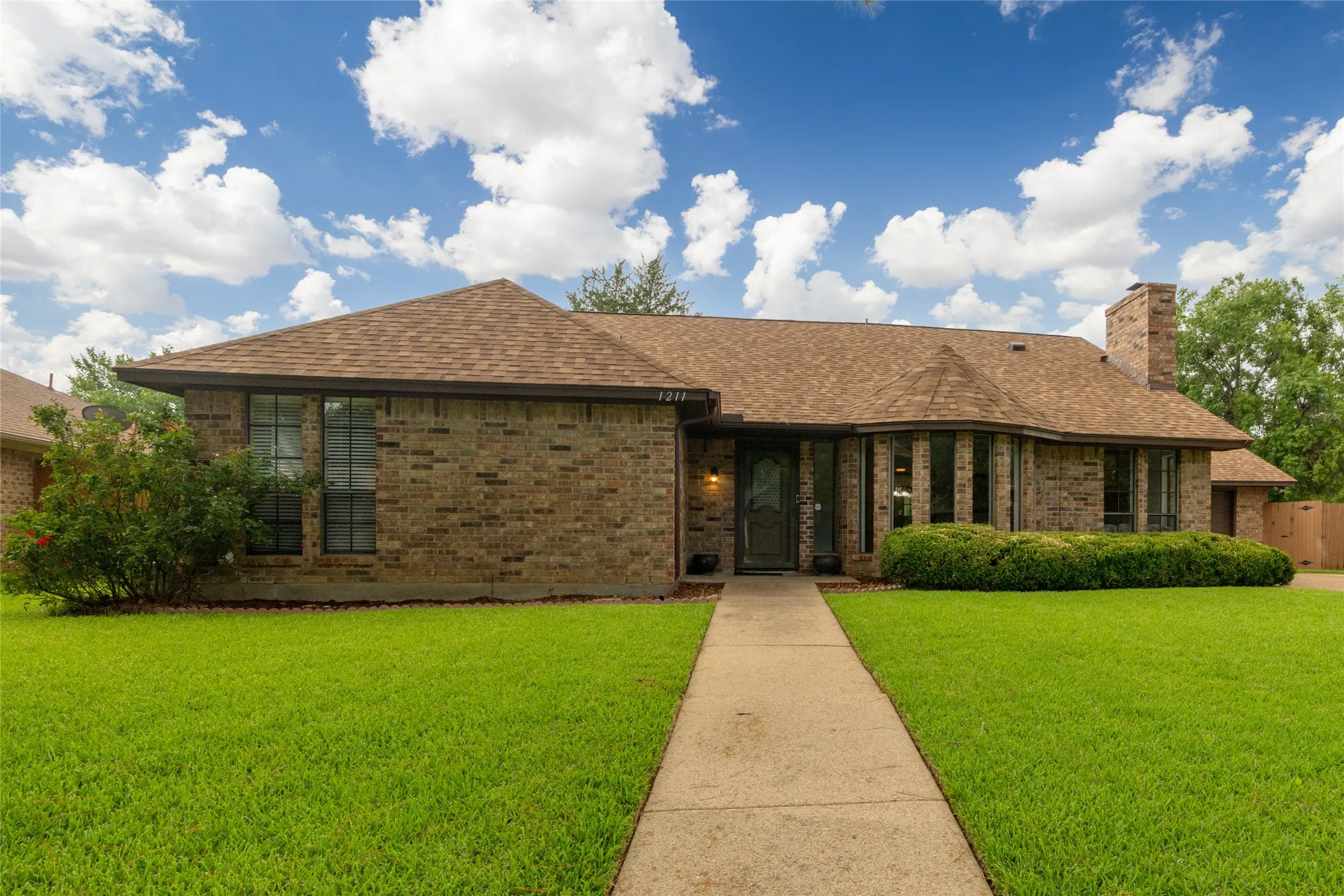 Single Family Residence For Sale in Tarrant County , 1211 Brookfield Lane, Mansfield, Texas 76063, 3 Bedroom, 2 Bathroom, 2 Garage spaces, 1,937 Sqft, built in 1980, mls#21312164, Real Estate Agent in Mansfield, Homes For Sale in Tarrant county, Homes For Sale in Mansfield, Realtor in Mansfield Texas, Real Estate Brokerage Independent Realty Texas, Luminita Cordes Realtor