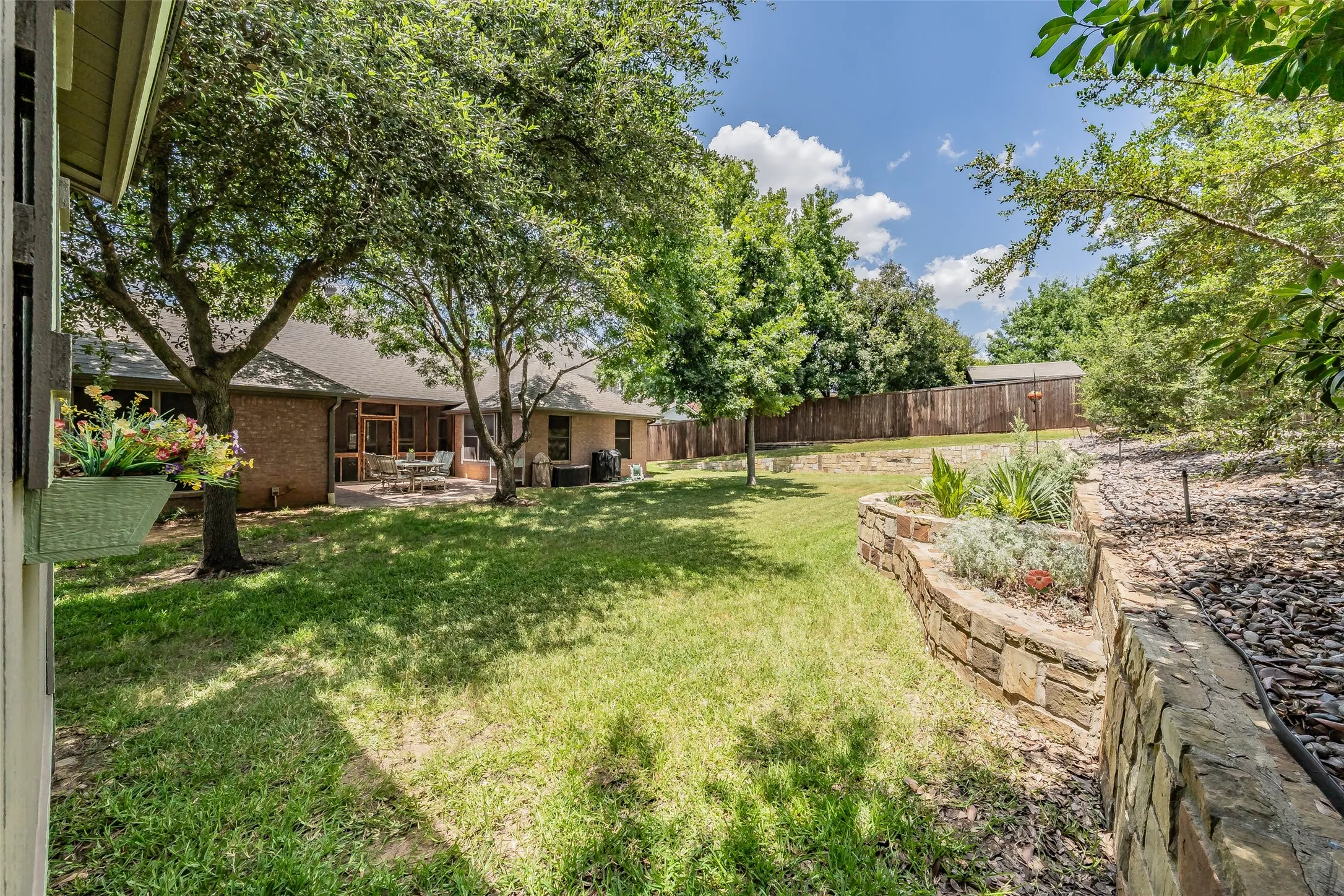 Single Family Residence For Sale in Tarrant County , 2536 Oak Brook Drive, Bedford, Texas 76021, 3 Bedroom, 2 Bathroom, 2 Garage spaces, 2,439 Sqft, built in 1993, mls#21311950, Real Estate Agent in Bedford, Homes For Sale in Tarrant county, Homes For Sale in Bedford, Realtor in Bedford Texas, Real Estate Brokerage Independent Realty Texas, Luminita Cordes Realtor