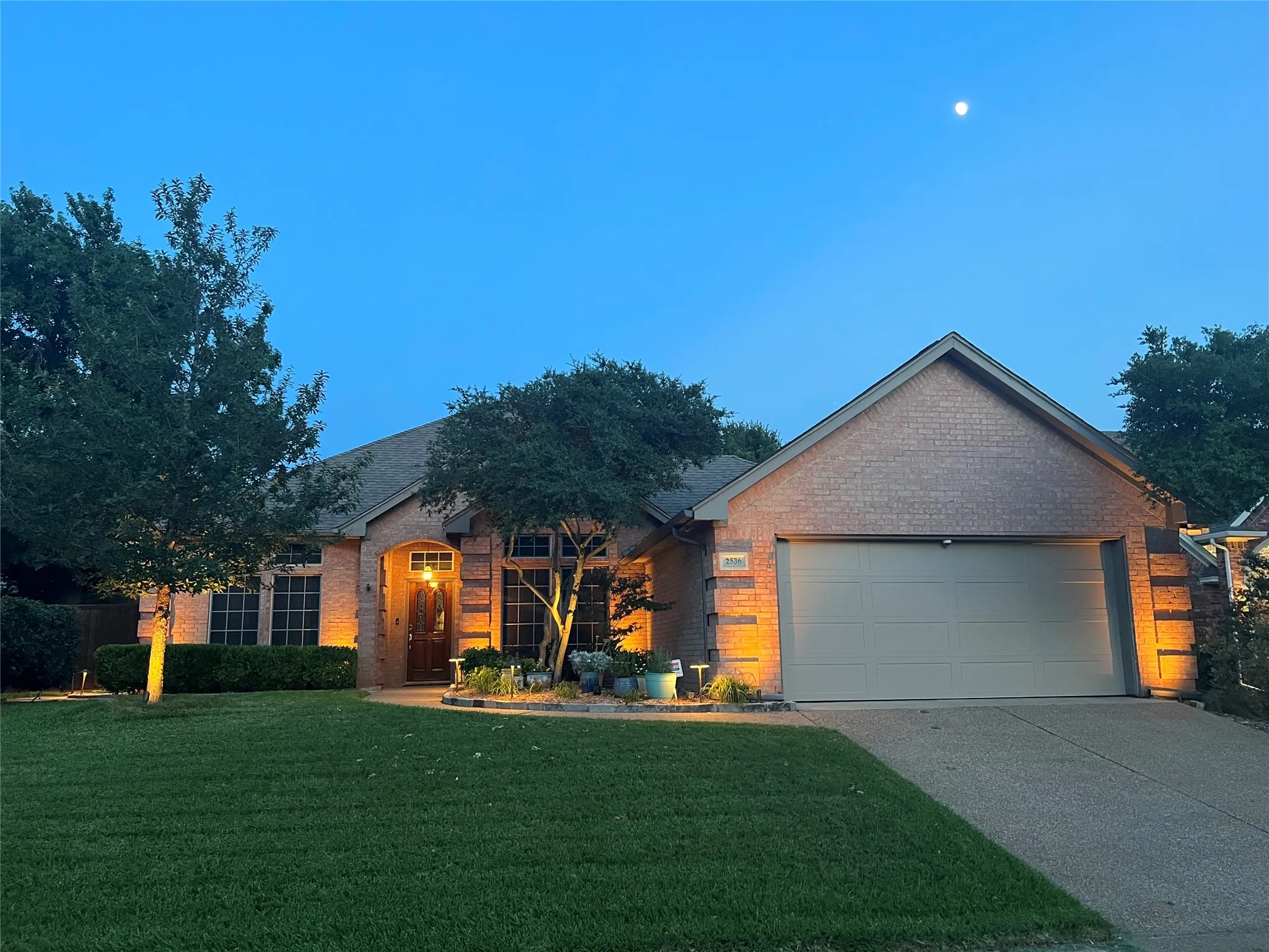 Welcome home! Beautiful drive up appeal.