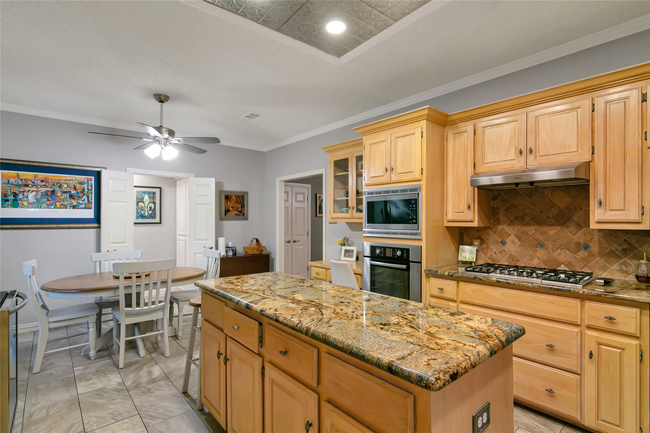 Single Family Residence For Sale in Tarrant County , 2536 Oak Brook Drive, Bedford, Texas 76021, 3 Bedroom, 2 Bathroom, 2 Garage spaces, 2,439 Sqft, built in 1993, mls#21311950, Real Estate Agent in Bedford, Homes For Sale in Tarrant county, Homes For Sale in Bedford, Realtor in Bedford Texas, Real Estate Brokerage Independent Realty Texas, Luminita Cordes Realtor