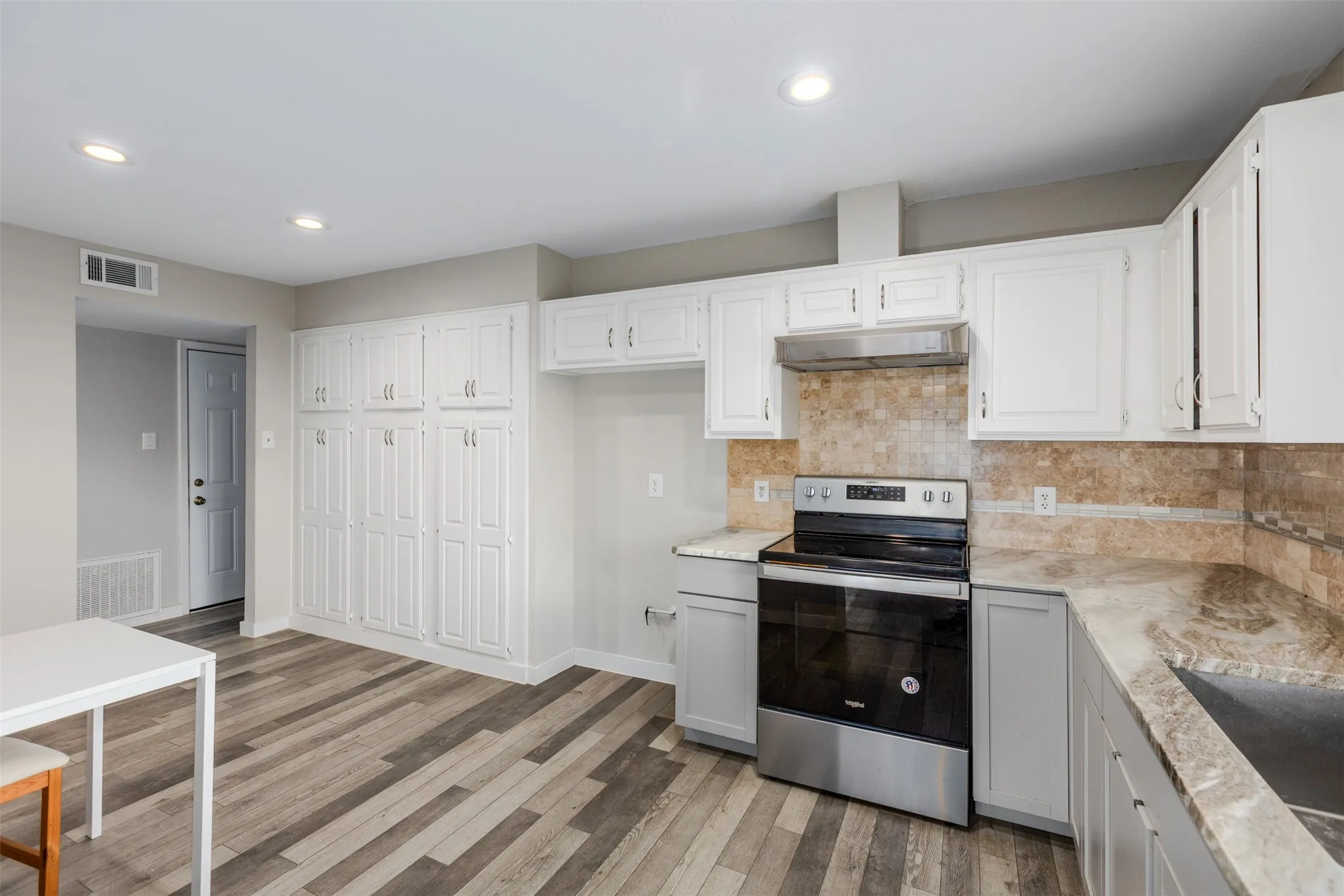 Single Family Residence For Sale in Denton County , 1742 Delaford Drive, Carrollton, Texas 75007, 3 Bedroom, 2 Bathroom, 2 Garage spaces, 1,506 Sqft, built in 1983, mls#21313523, Real Estate Agent in Carrollton, Homes For Sale in Denton county, Homes For Sale in Carrollton, Realtor in Carrollton Texas, Real Estate Brokerage Independent Realty Texas, Luminita Cordes Realtor