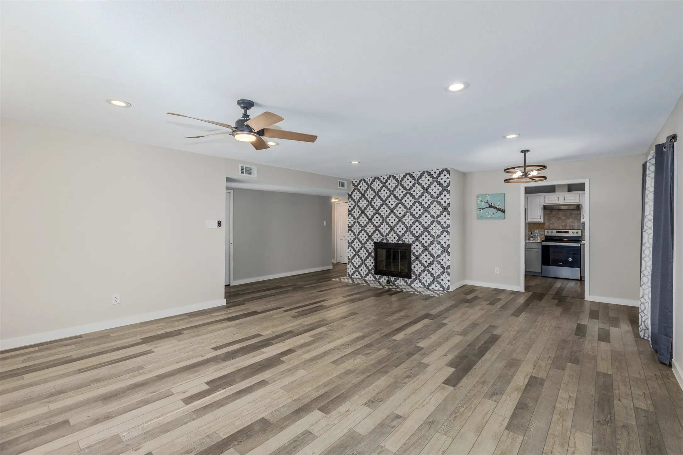 Single Family Residence For Sale in Denton County , 1742 Delaford Drive, Carrollton, Texas 75007, 3 Bedroom, 2 Bathroom, 2 Garage spaces, 1,506 Sqft, built in 1983, mls#21313523, Real Estate Agent in Carrollton, Homes For Sale in Denton county, Homes For Sale in Carrollton, Realtor in Carrollton Texas, Real Estate Brokerage Independent Realty Texas, Luminita Cordes Realtor