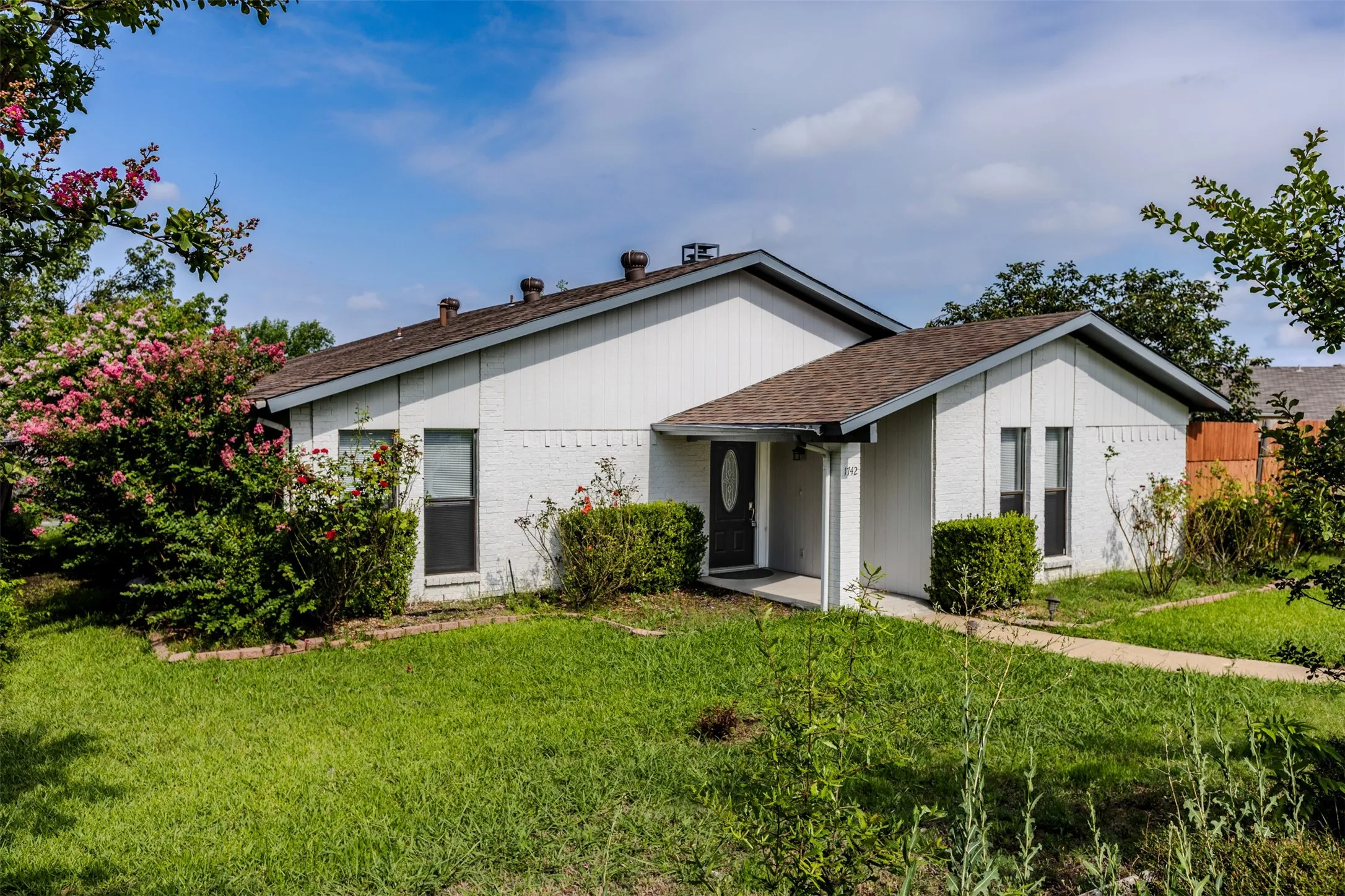Single Family Residence For Sale in Denton County , 1742 Delaford Drive, Carrollton, Texas 75007, 3 Bedroom, 2 Bathroom, 2 Garage spaces, 1,506 Sqft, built in 1983, mls#21313523, Real Estate Agent in Carrollton, Homes For Sale in Denton county, Homes For Sale in Carrollton, Realtor in Carrollton Texas, Real Estate Brokerage Independent Realty Texas, Luminita Cordes Realtor