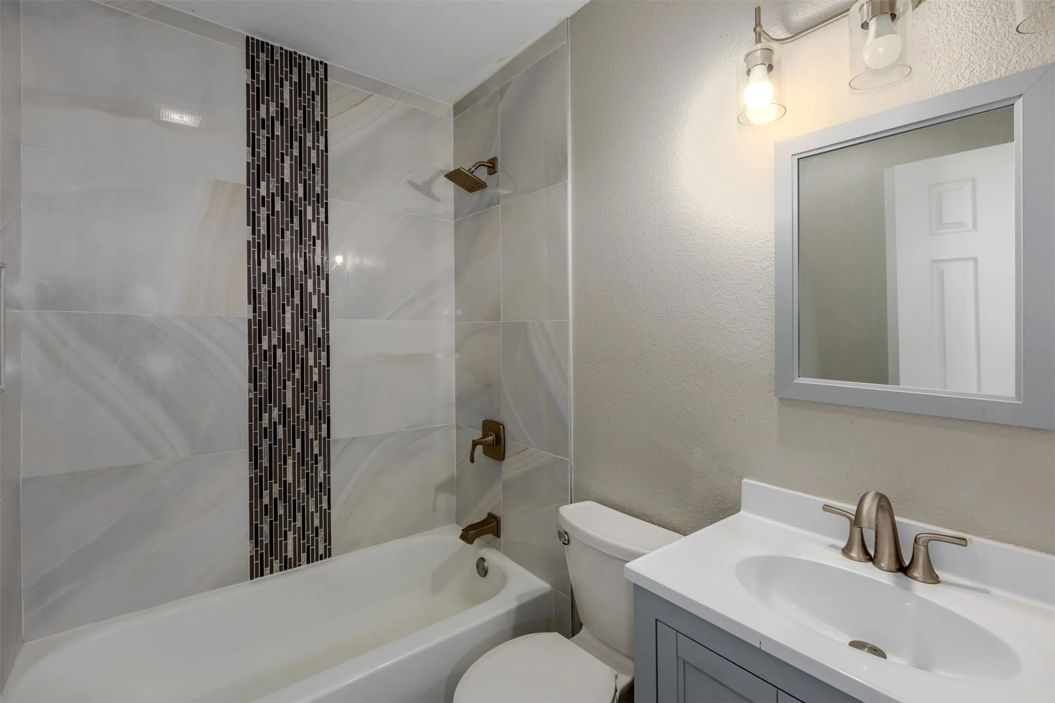 Single Family Residence For Sale in Denton County , 1742 Delaford Drive, Carrollton, Texas 75007, 3 Bedroom, 2 Bathroom, 2 Garage spaces, 1,506 Sqft, built in 1983, mls#21313523, Real Estate Agent in Carrollton, Homes For Sale in Denton county, Homes For Sale in Carrollton, Realtor in Carrollton Texas, Real Estate Brokerage Independent Realty Texas, Luminita Cordes Realtor