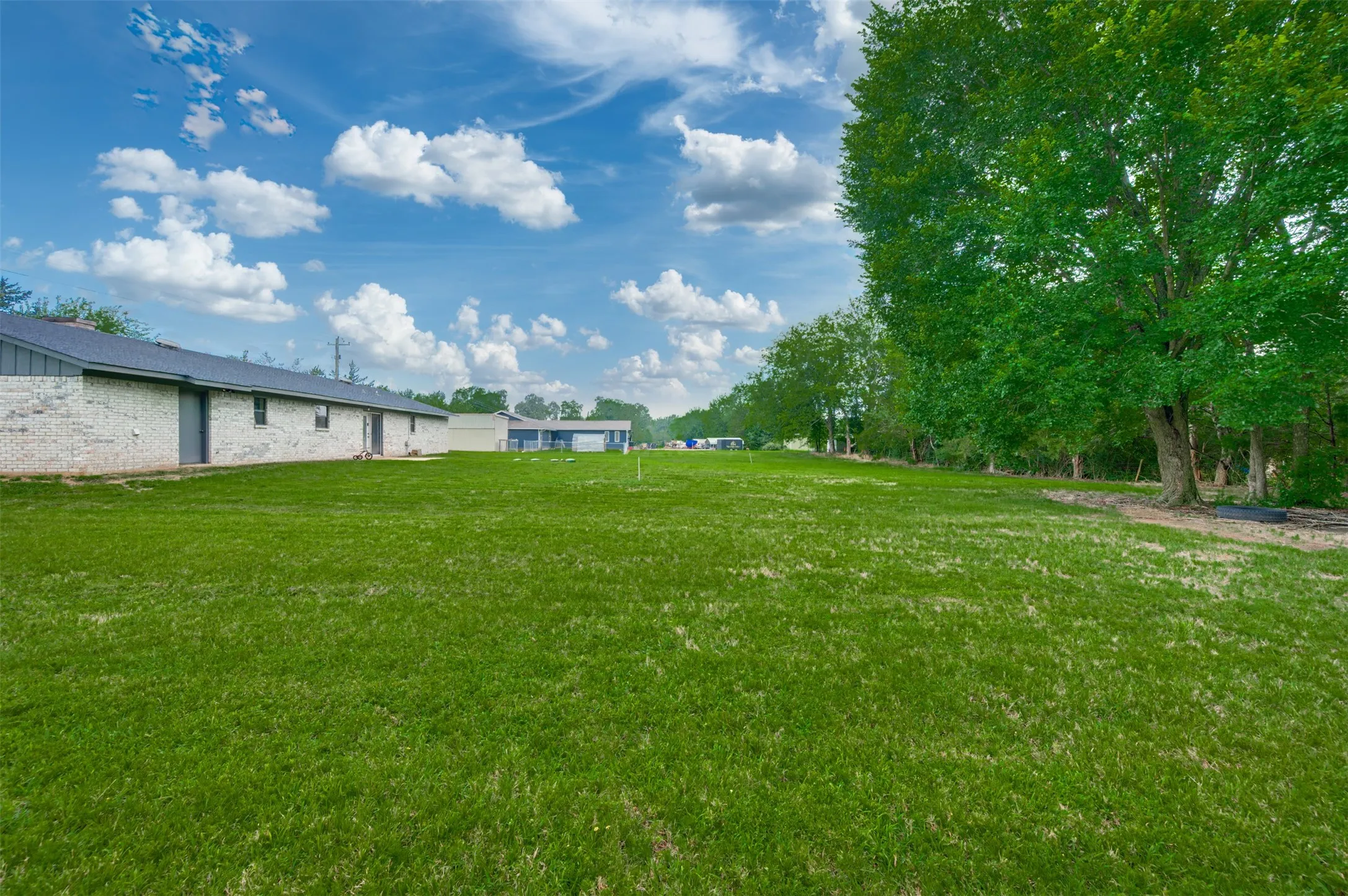 Single Family Residence For Sale in Franklin (TX) County , 1535 US Highway 67 E, Mount Vernon, Texas 75457, 3 Bedroom, 2 Bathroom, Garage spaces, 2,283 Sqft, built in 1982, mls#21313545, Real Estate Agent in Mount Vernon, Homes For Sale in Franklin (TX) county, Homes For Sale in Mount Vernon, Realtor in Mount Vernon Texas, Real Estate Brokerage Independent Realty Texas, Luminita Cordes Realtor